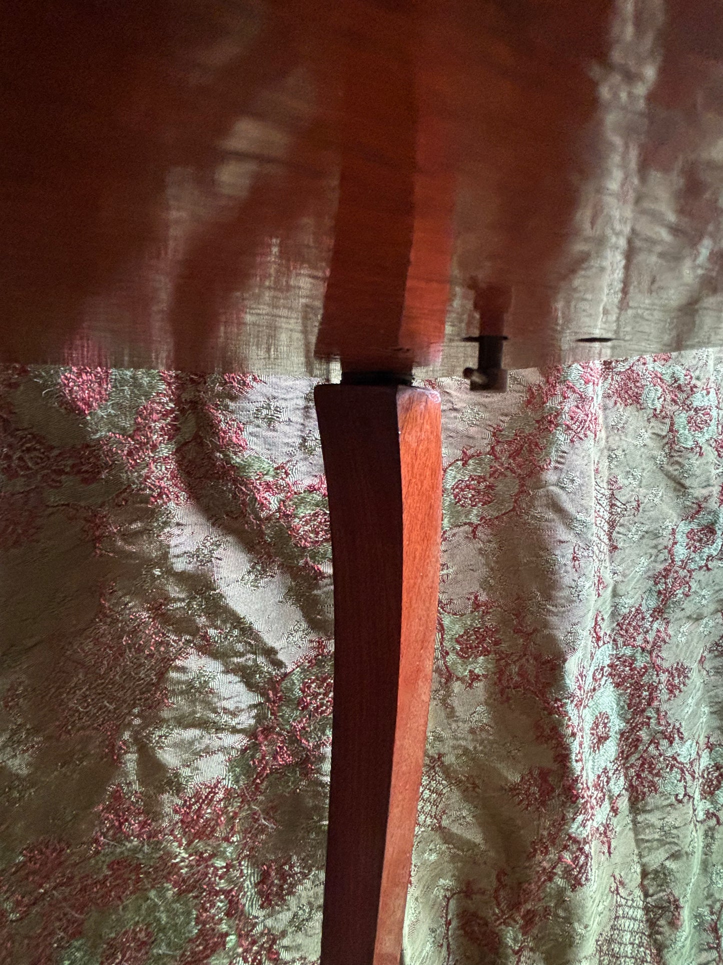 Tavolino musicale italiano intarsiato con carillon funzionante