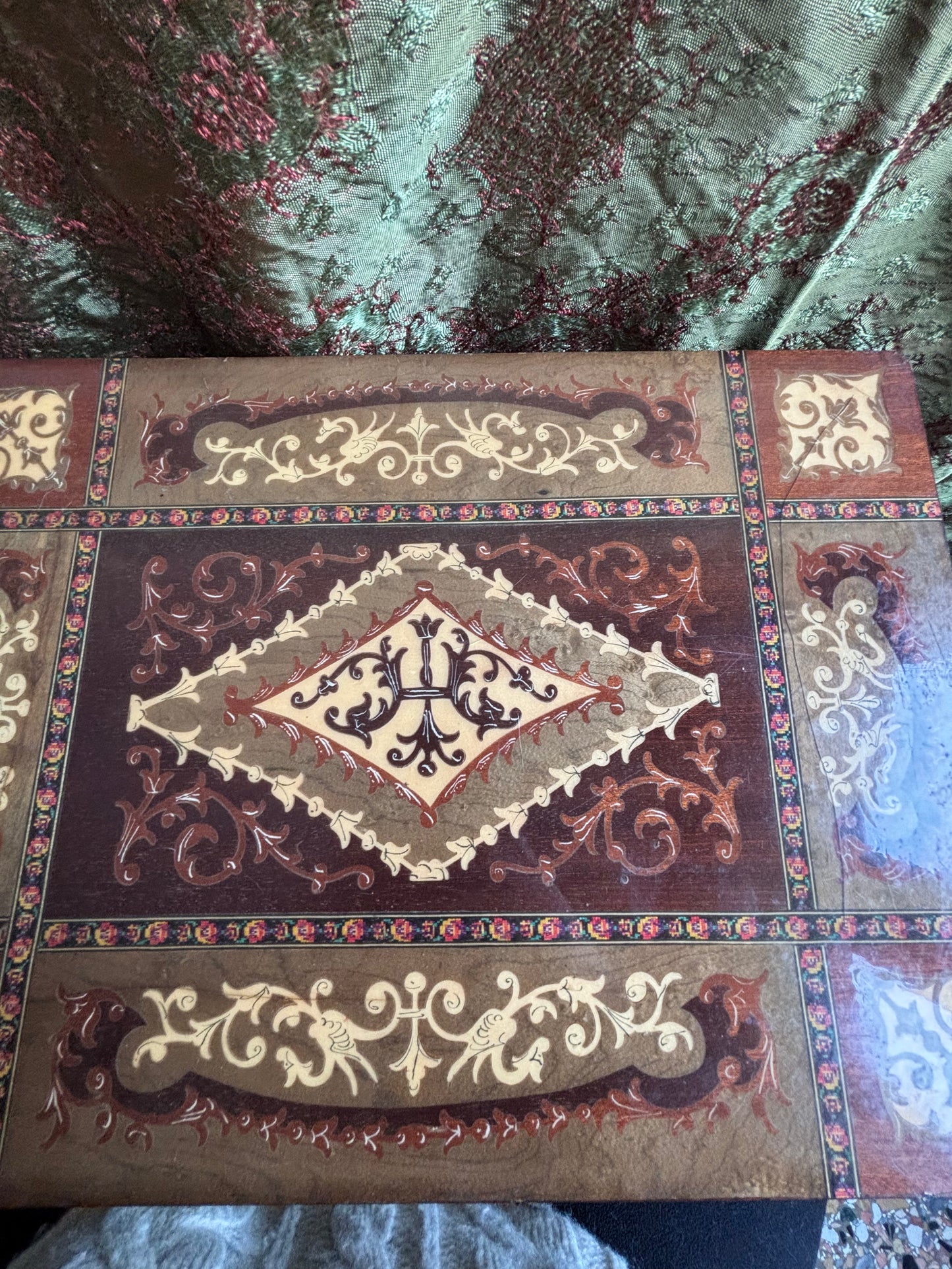 Tavolino musicale italiano intarsiato con carillon funzionante