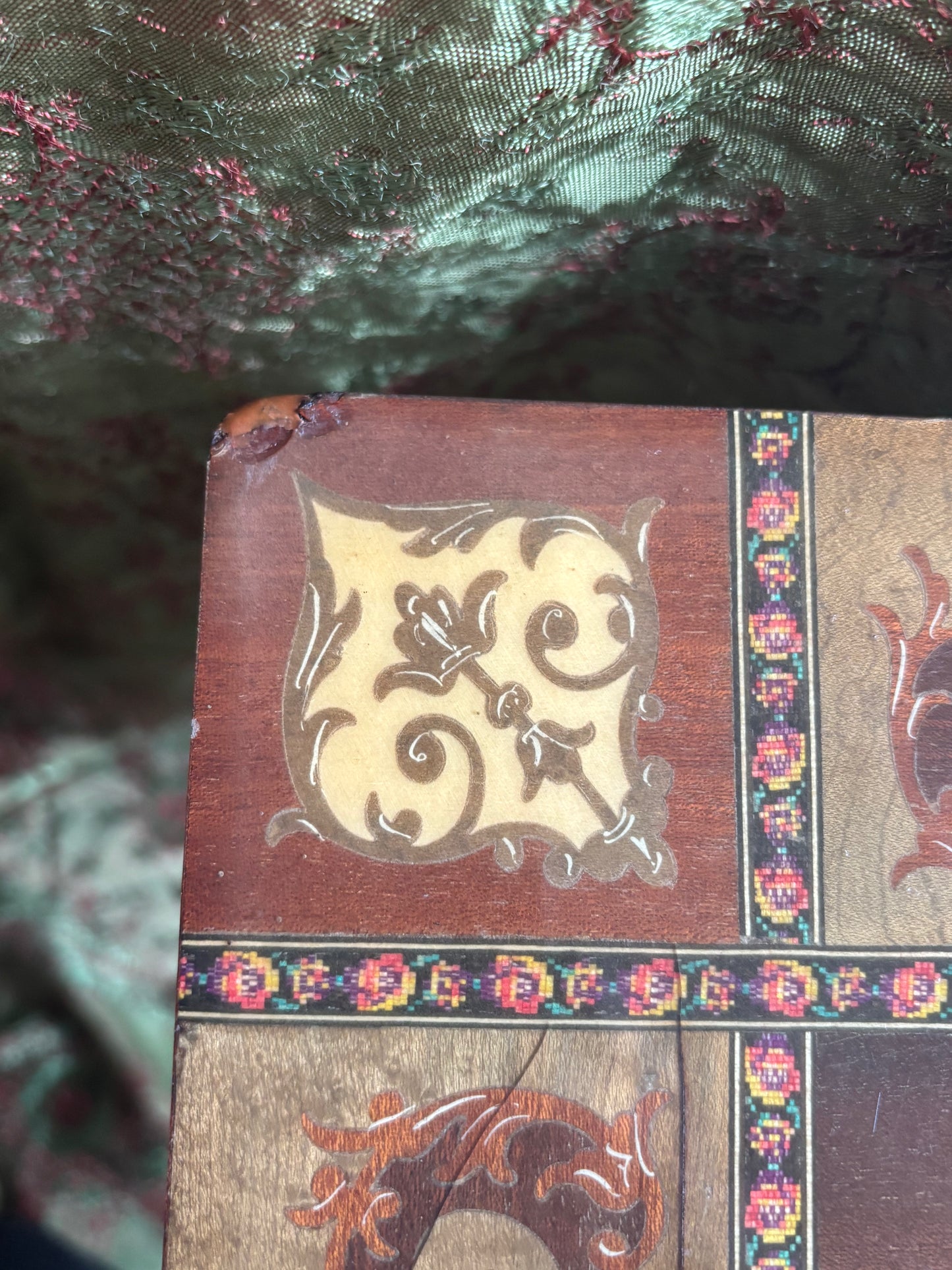 Tavolino musicale italiano intarsiato con carillon funzionante