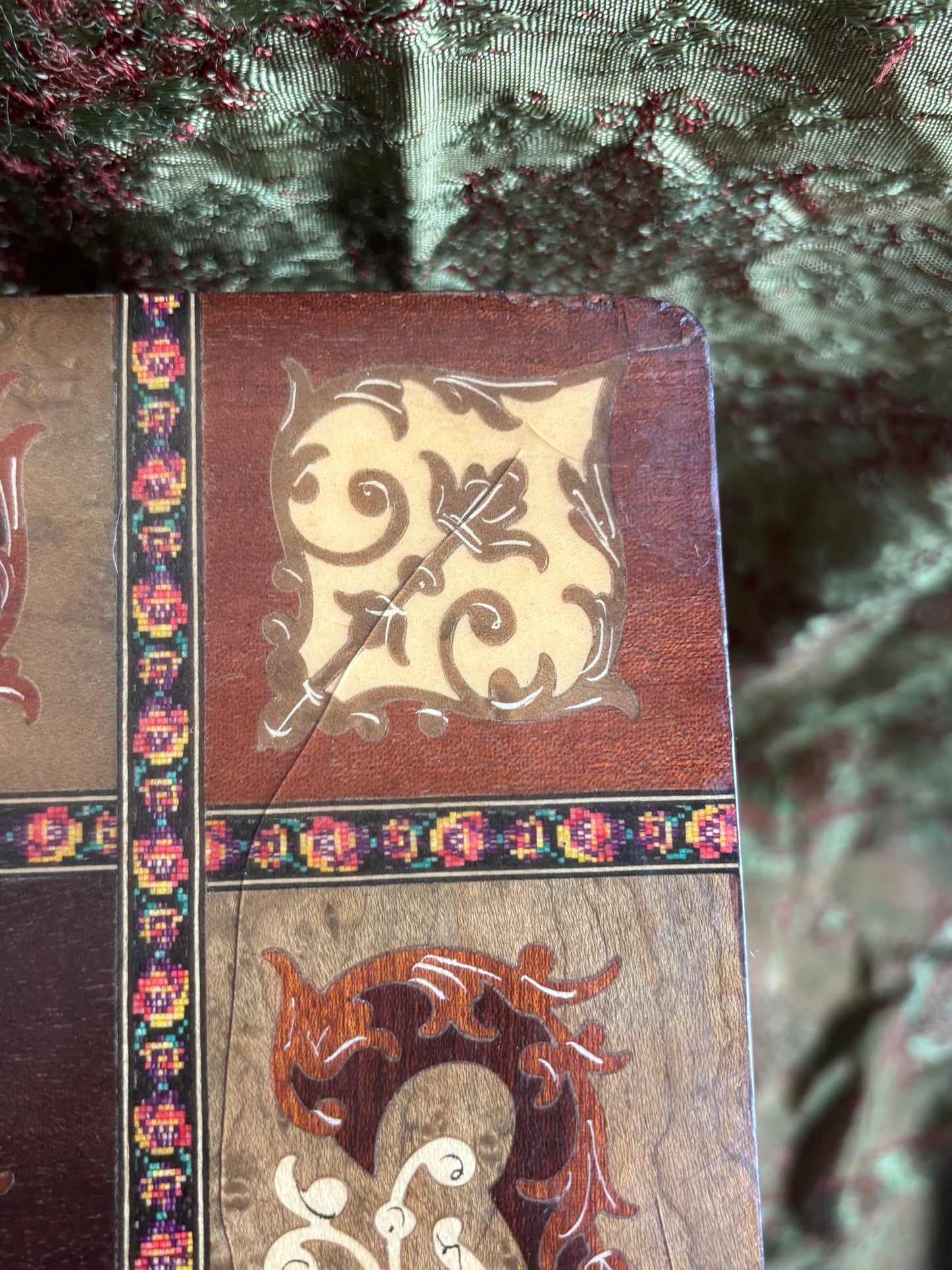 Tavolino musicale italiano intarsiato con carillon funzionante