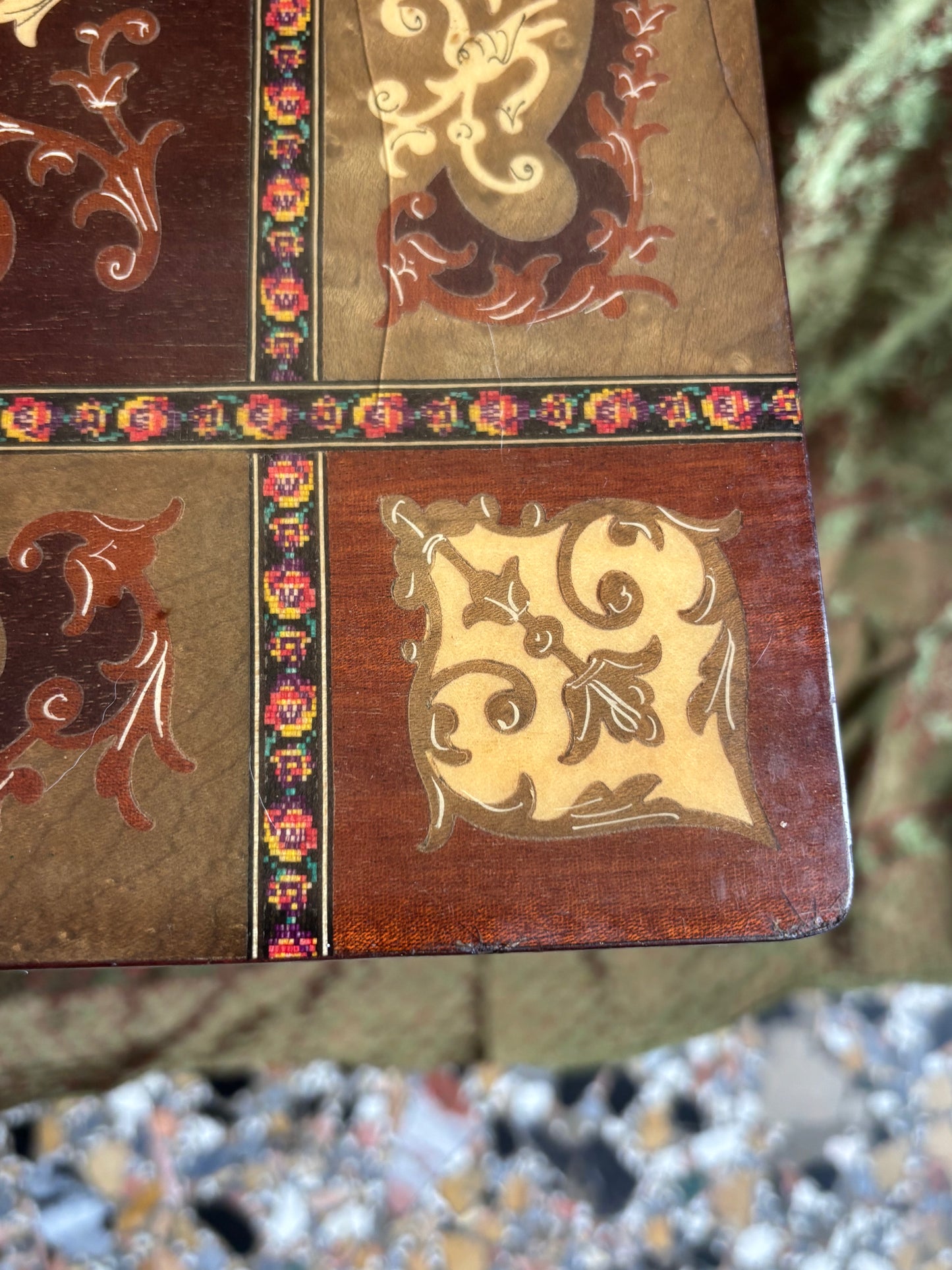 Tavolino musicale italiano intarsiato con carillon funzionante