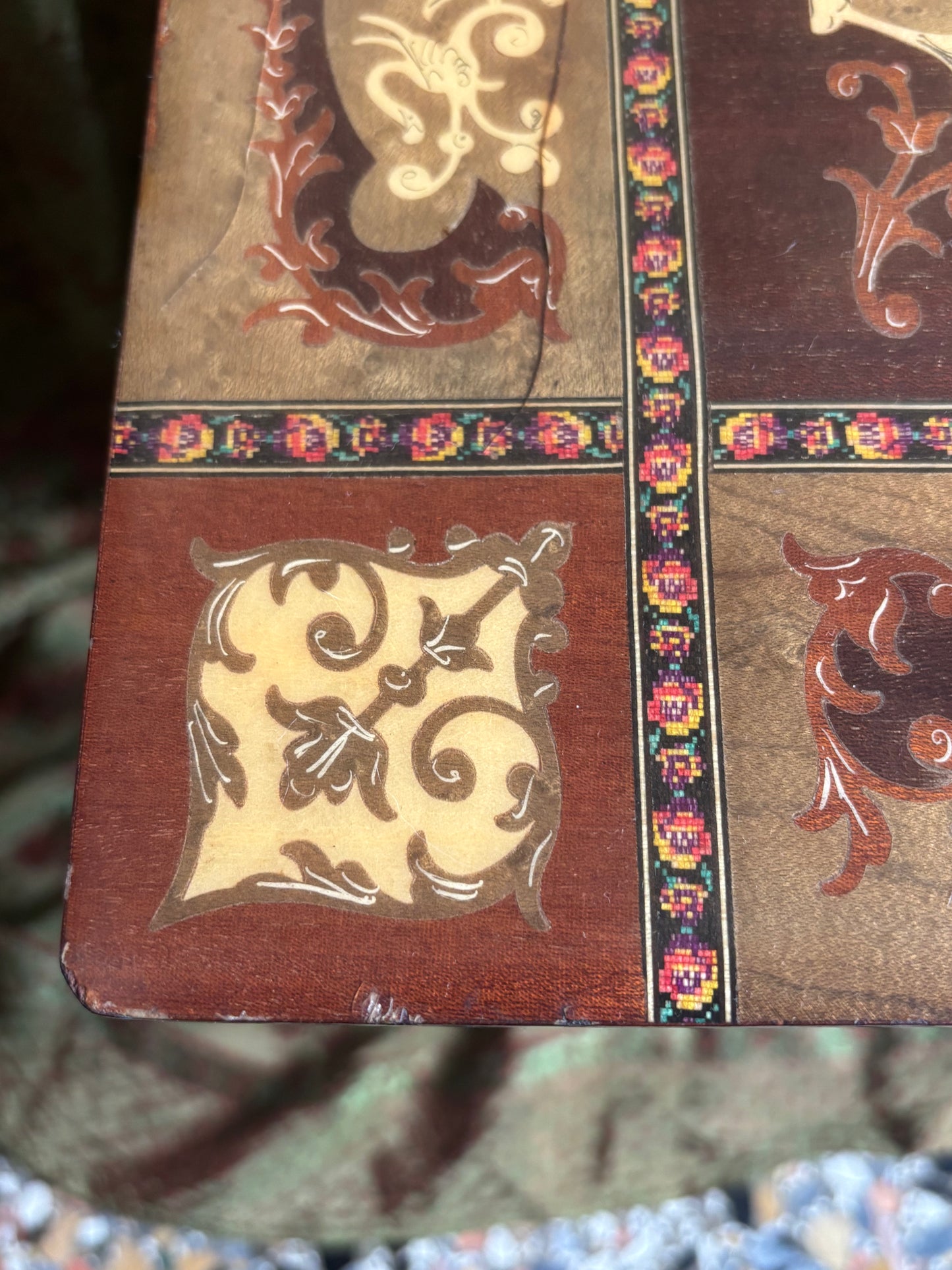 Tavolino musicale italiano intarsiato con carillon funzionante