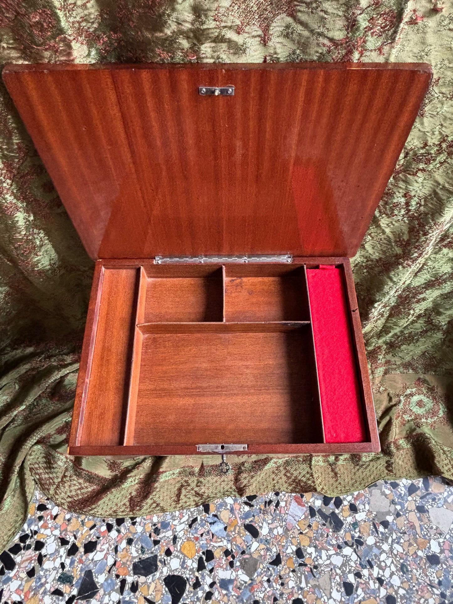 Tavolino musicale italiano intarsiato con carillon funzionante