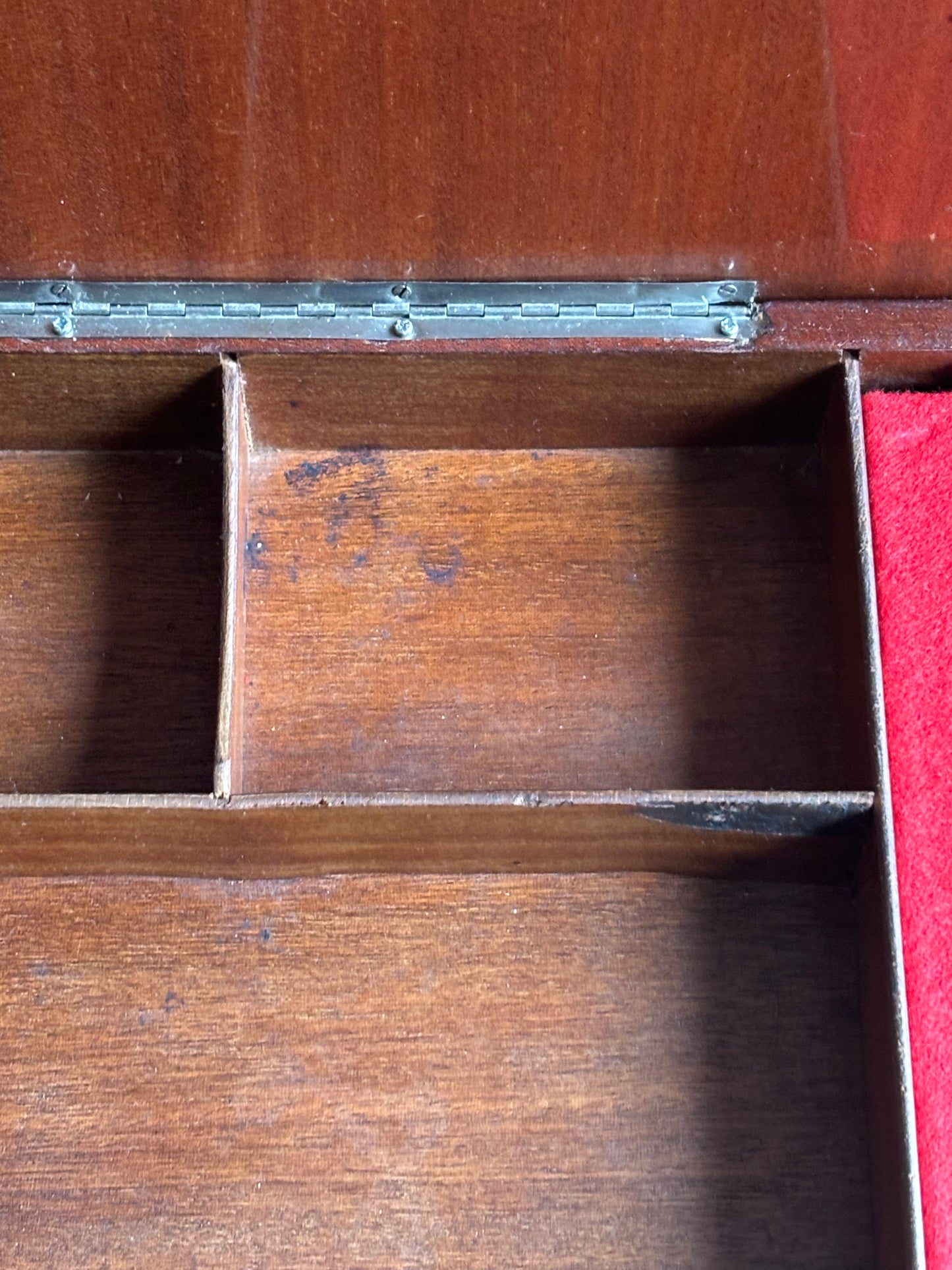 Tavolino musicale italiano intarsiato con carillon funzionante