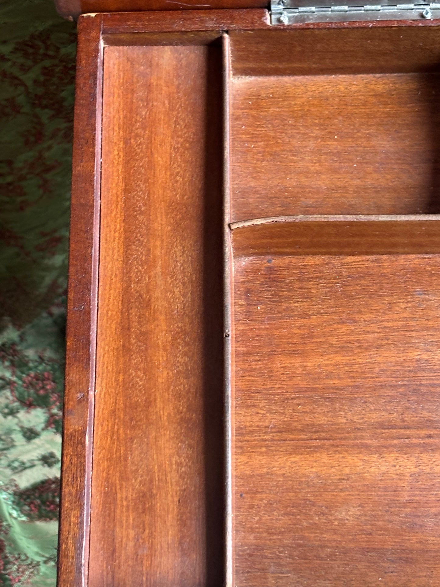 Tavolino musicale italiano intarsiato con carillon funzionante