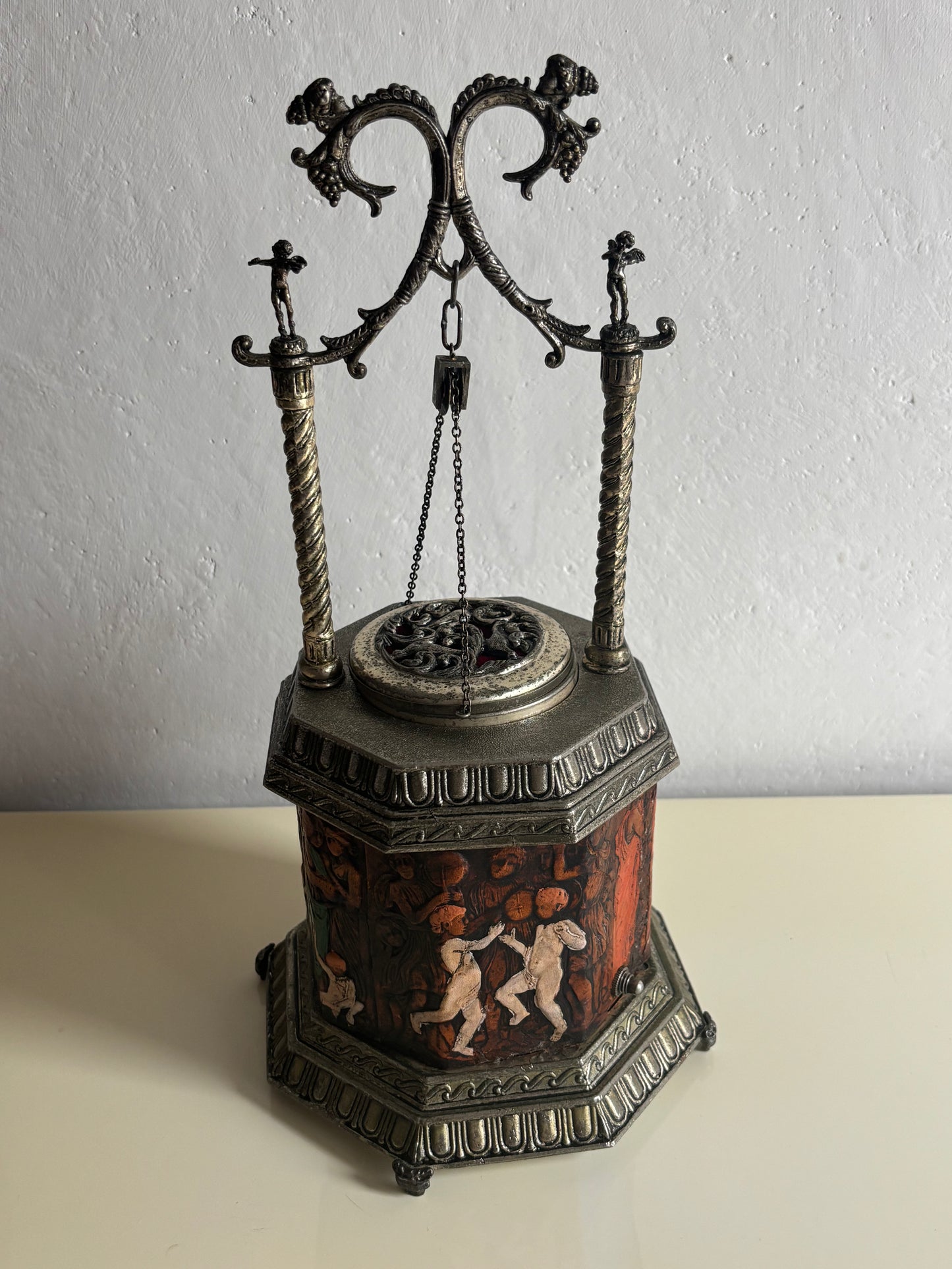 Portasigarette a pozzo con carillon musicale e meccanismo a sollevamento – Anni ’60/’70