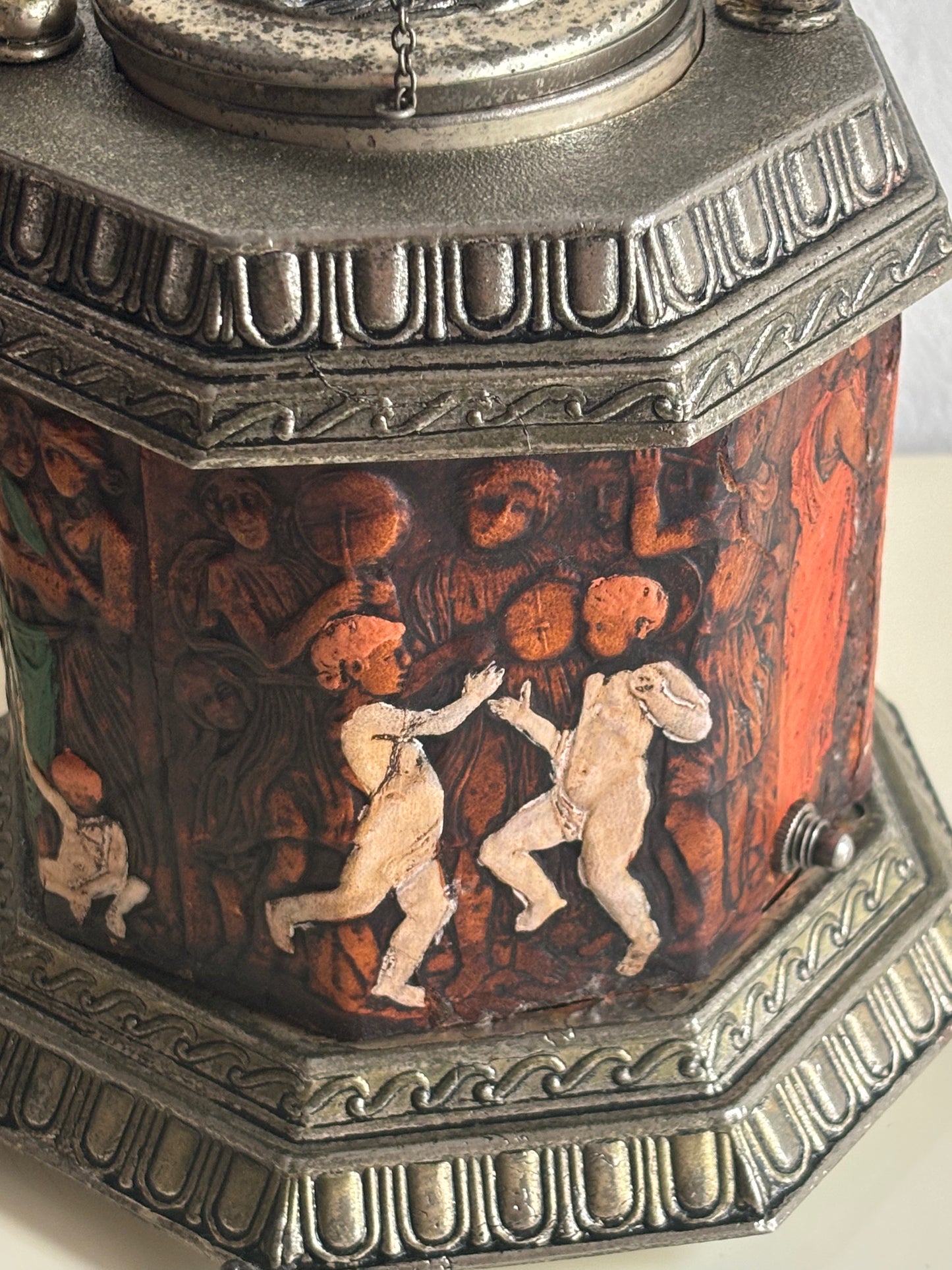 Portasigarette a pozzo con carillon musicale e meccanismo a sollevamento – Anni ’60/’70