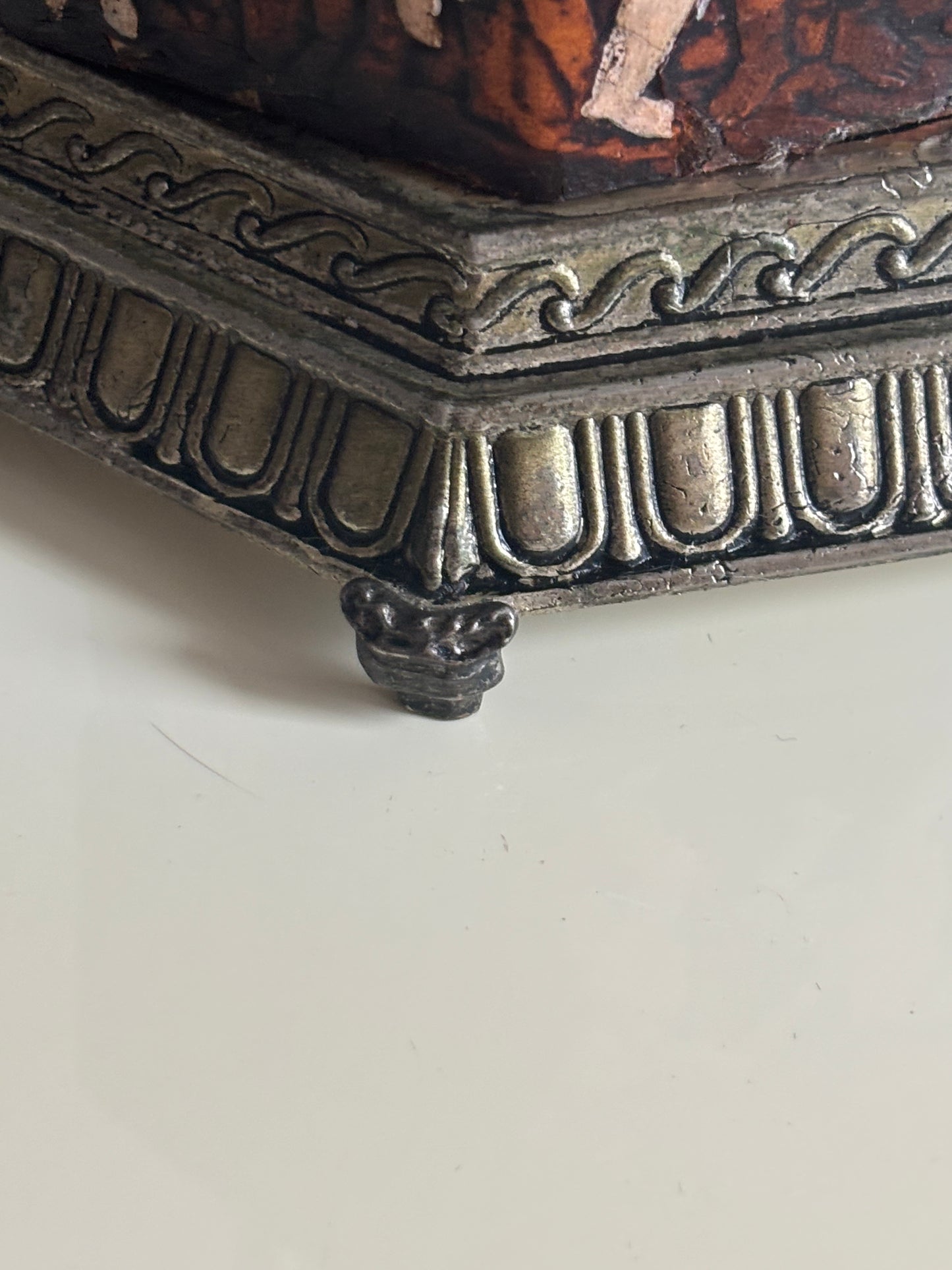 Portasigarette a pozzo con carillon musicale e meccanismo a sollevamento – Anni ’60/’70