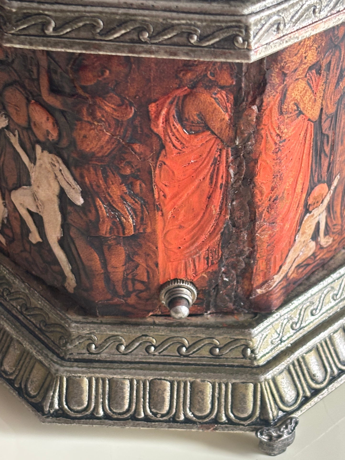 Portasigarette a pozzo con carillon musicale e meccanismo a sollevamento – Anni ’60/’70