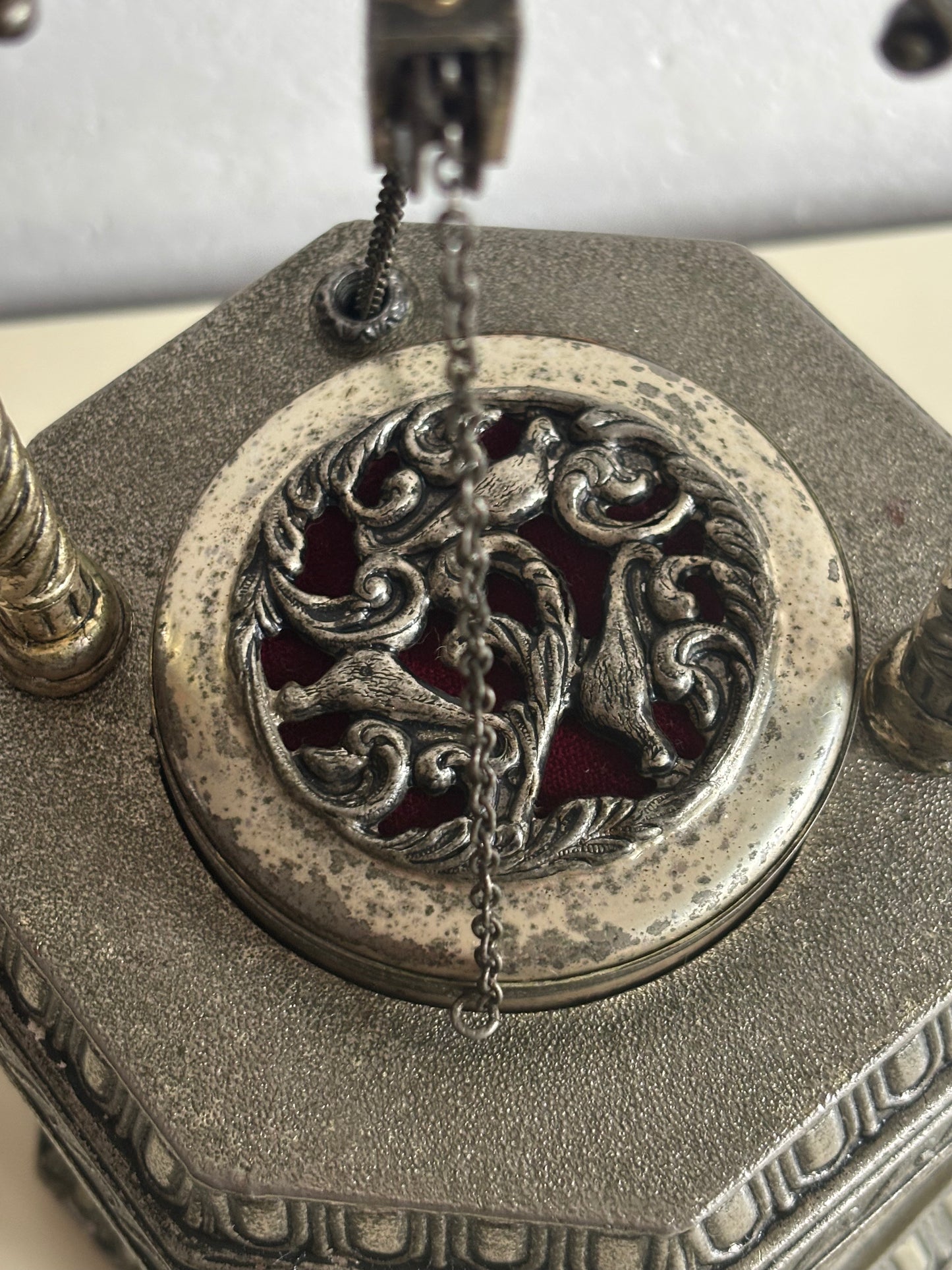 Portasigarette a pozzo con carillon musicale e meccanismo a sollevamento – Anni ’60/’70