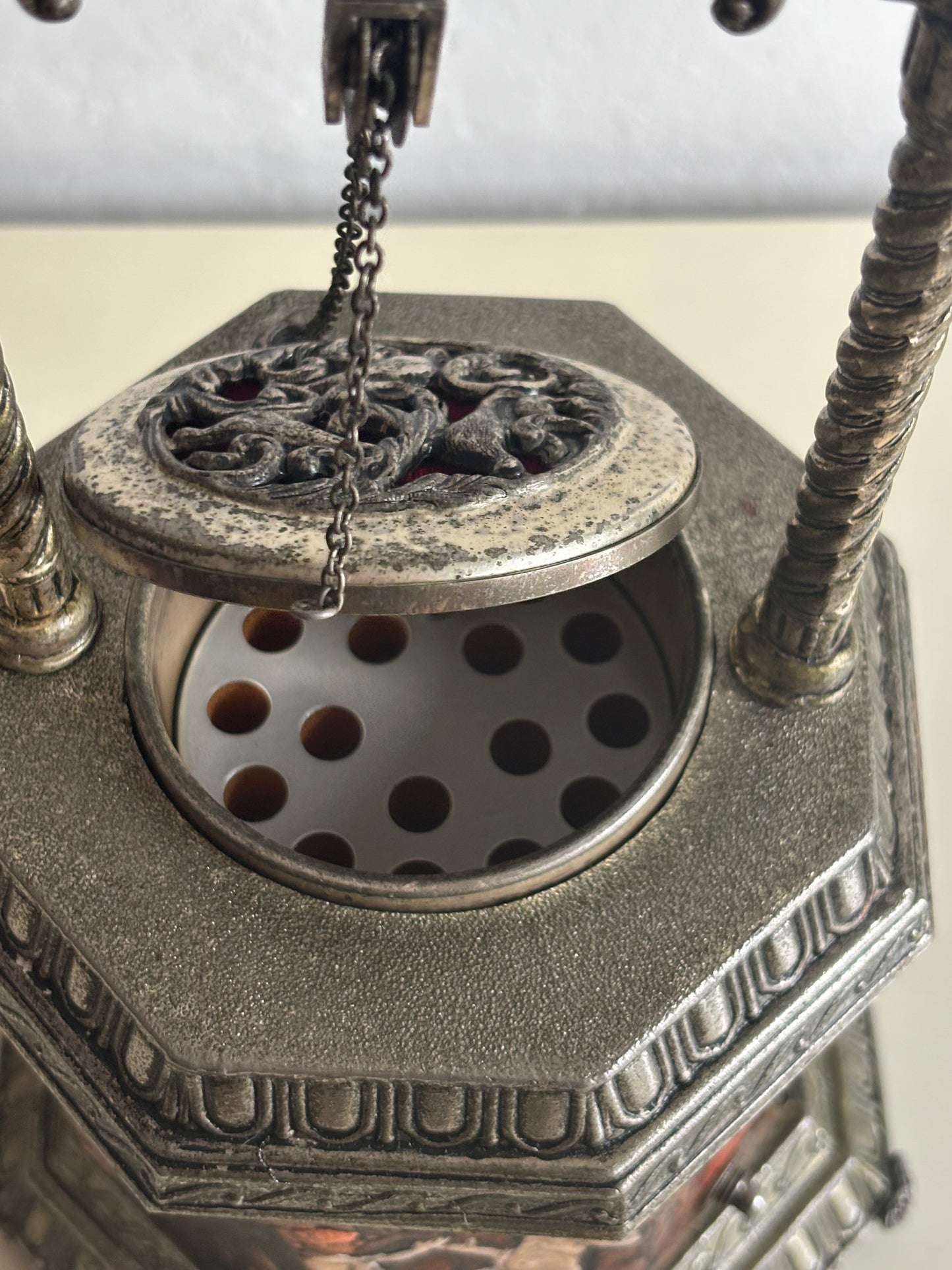 Portasigarette a pozzo con carillon musicale e meccanismo a sollevamento – Anni ’60/’70