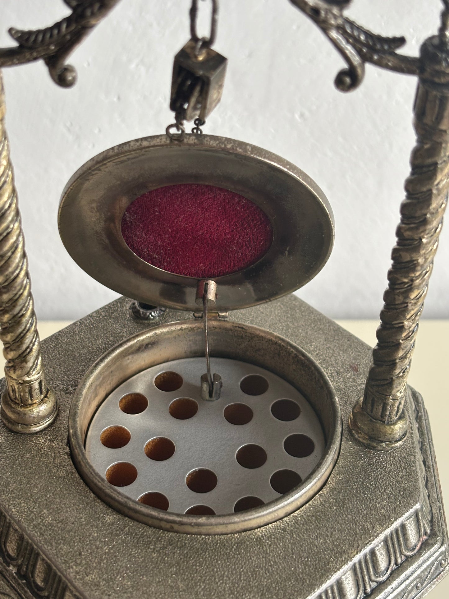 Portasigarette a pozzo con carillon musicale e meccanismo a sollevamento – Anni ’60/’70