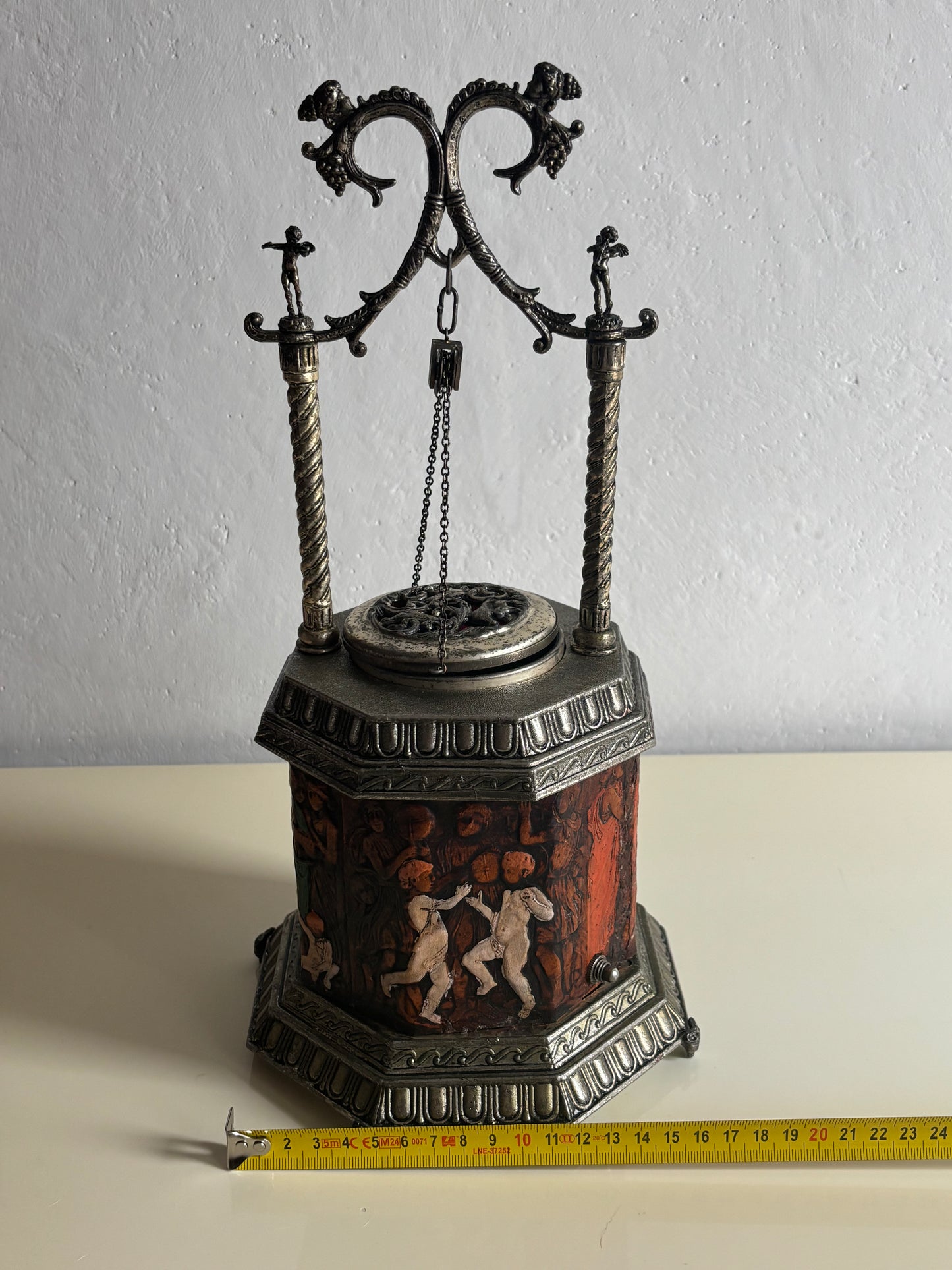 Portasigarette a pozzo con carillon musicale e meccanismo a sollevamento – Anni ’60/’70