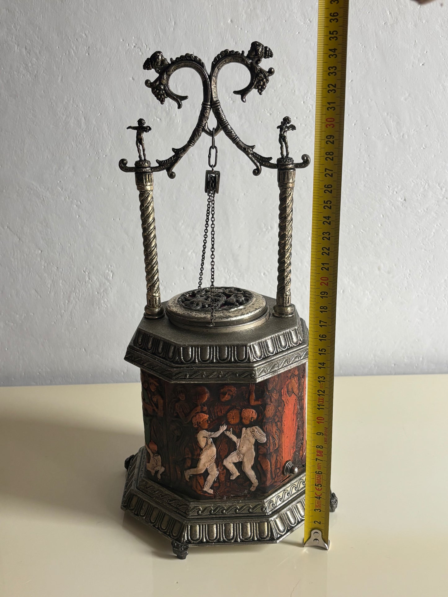 Portasigarette a pozzo con carillon musicale e meccanismo a sollevamento – Anni ’60/’70