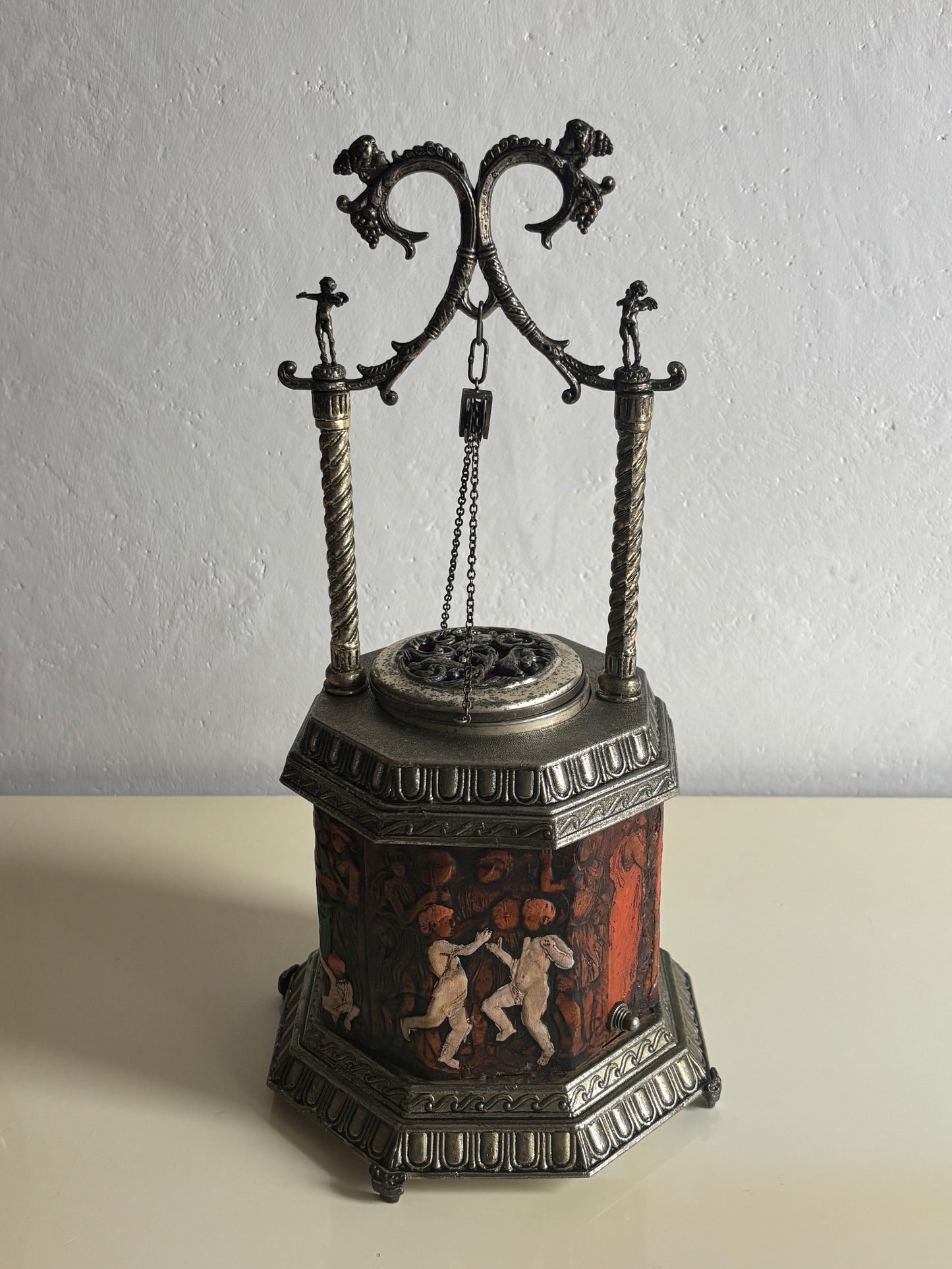 Portasigarette a pozzo con carillon musicale e meccanismo a sollevamento – Anni ’60/’70