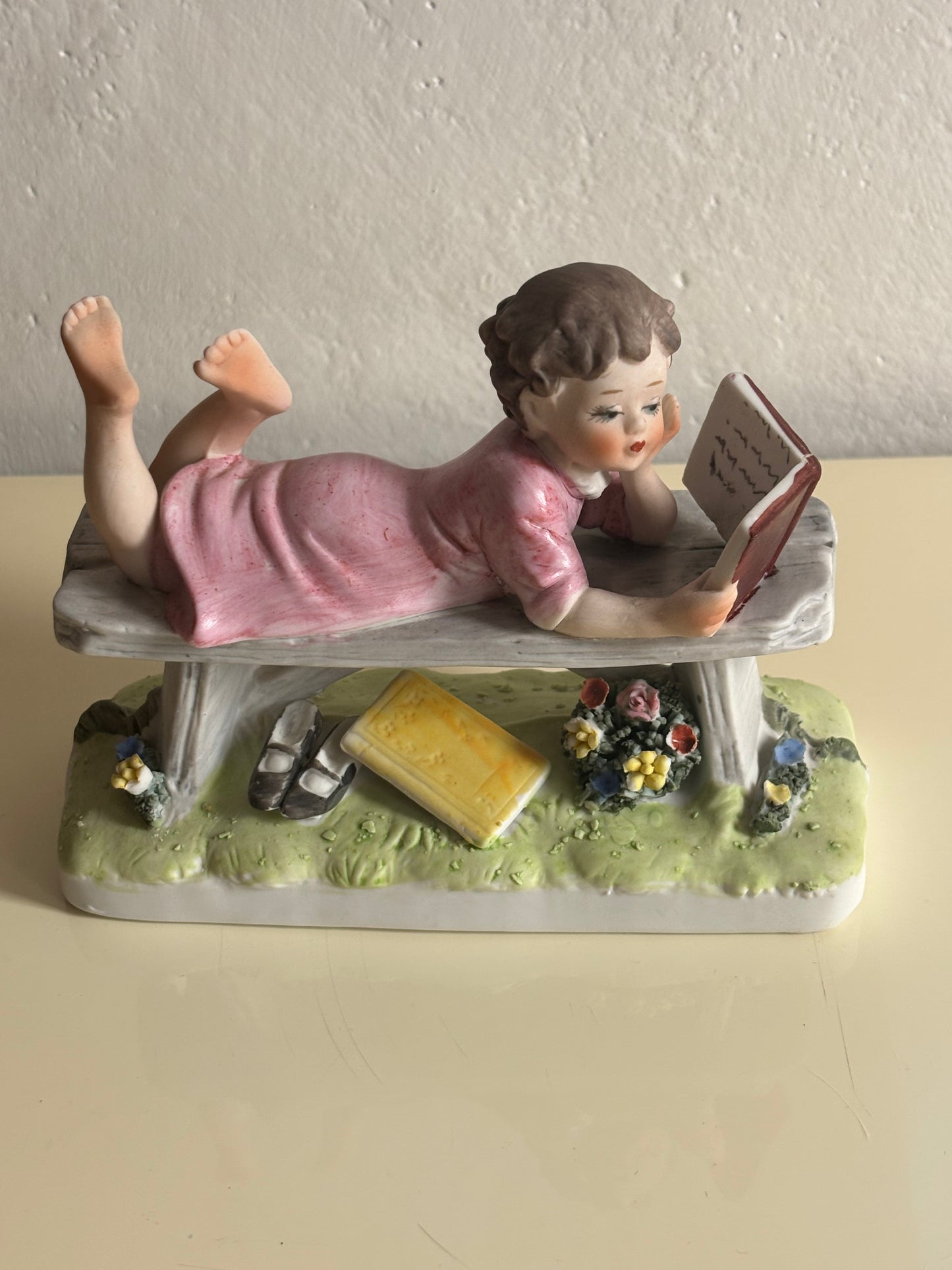 Statuetta con marchio Capodimonte – Bambina che legge su panchina