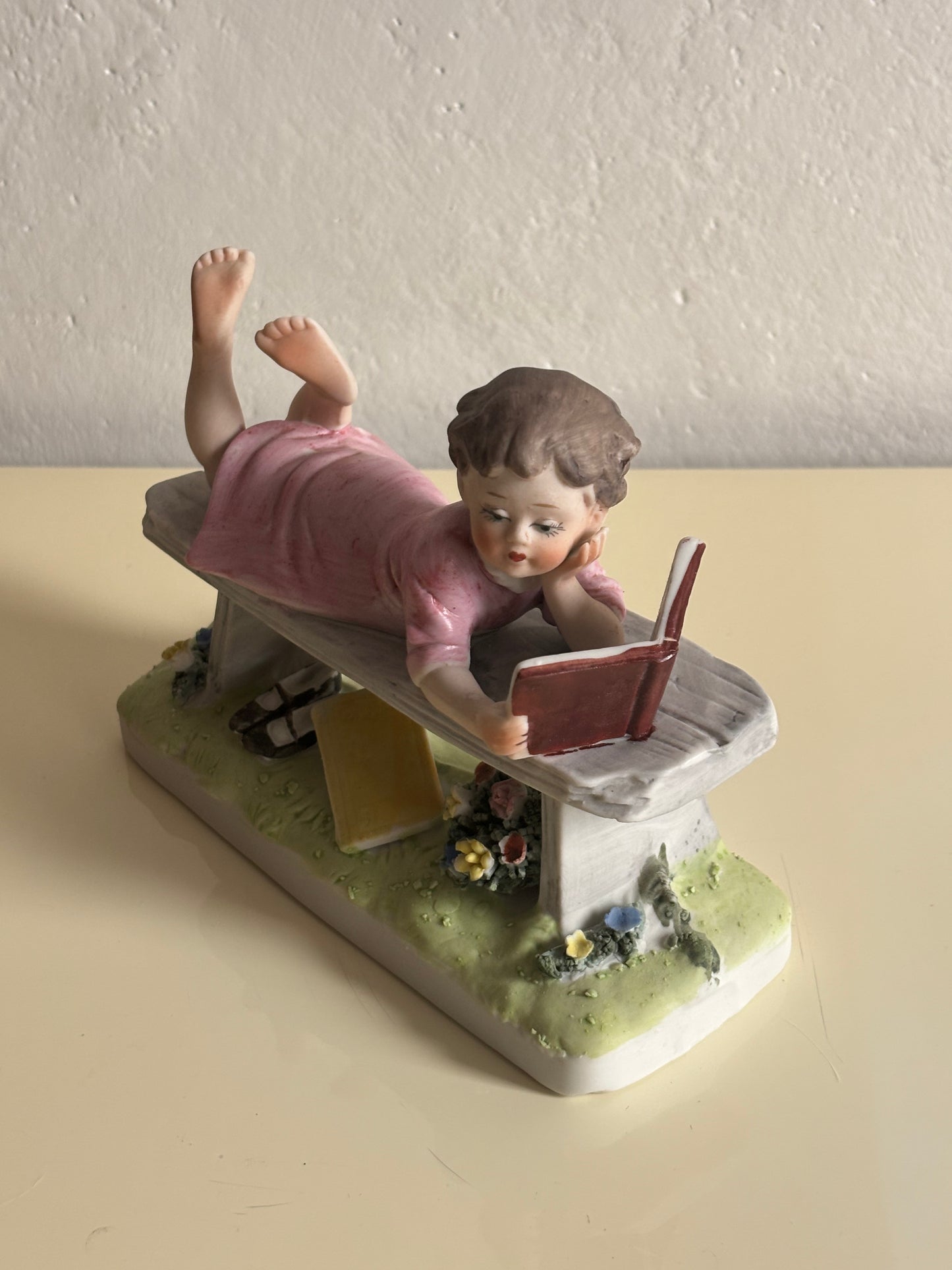 Statuetta con marchio Capodimonte – Bambina che legge su panchina