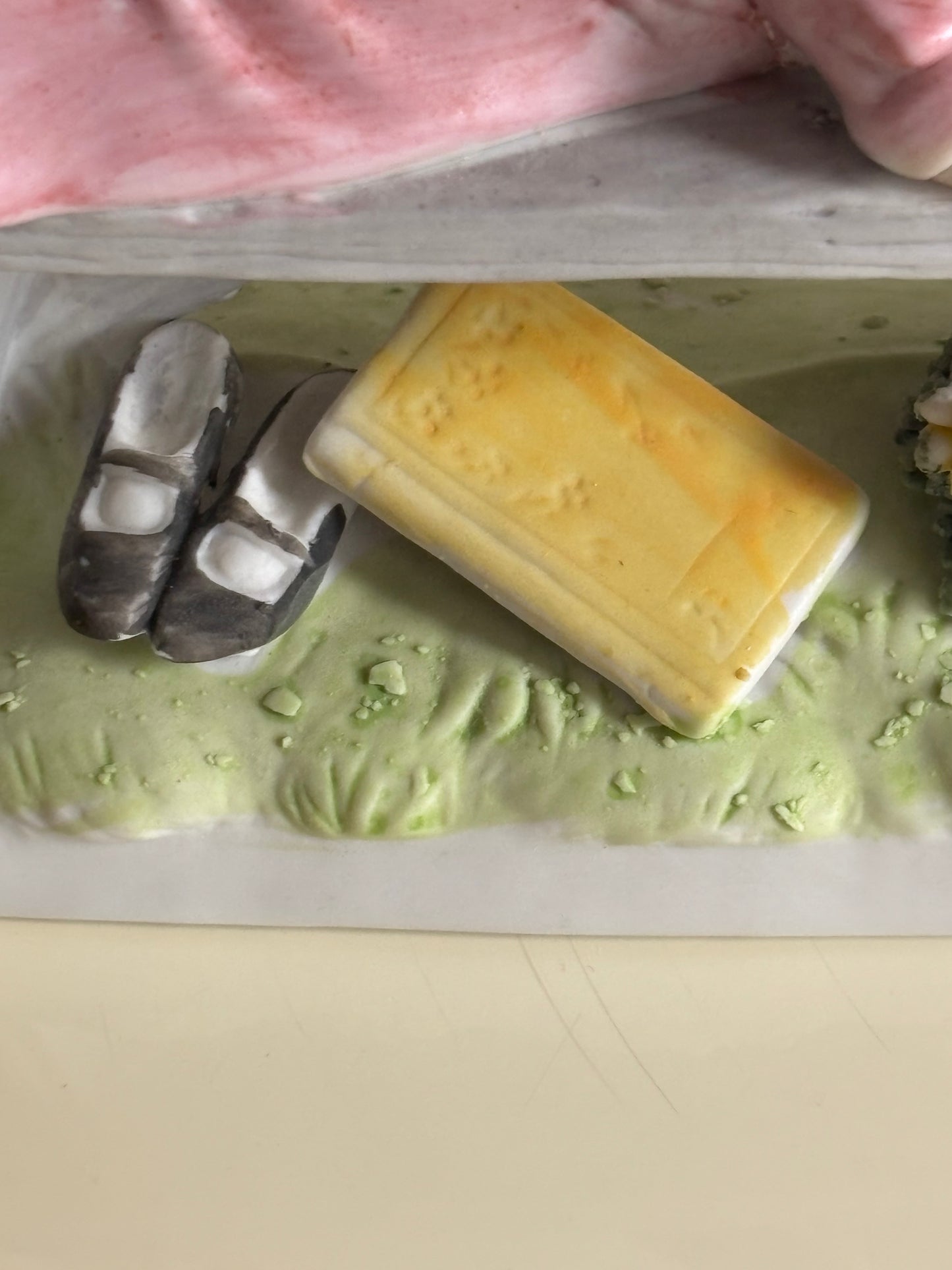 Statuetta con marchio Capodimonte – Bambina che legge su panchina