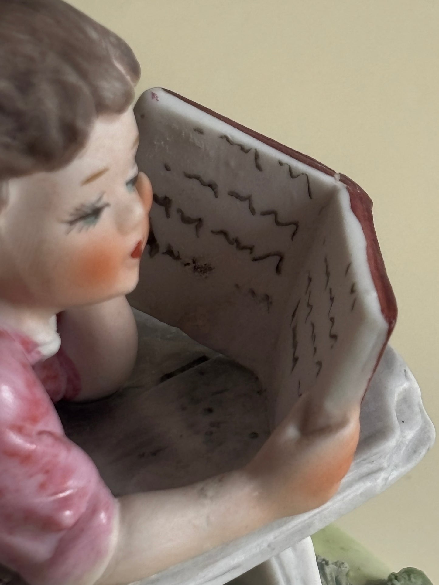 Statuetta con marchio Capodimonte – Bambina che legge su panchina