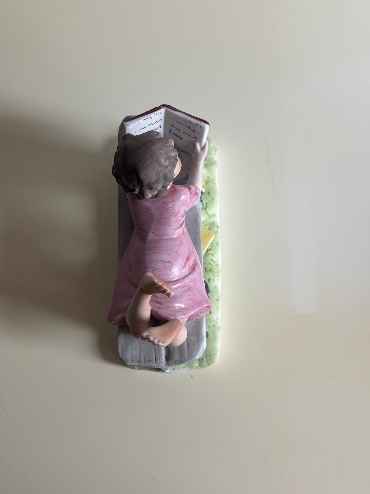 Statuetta con marchio Capodimonte – Bambina che legge su panchina