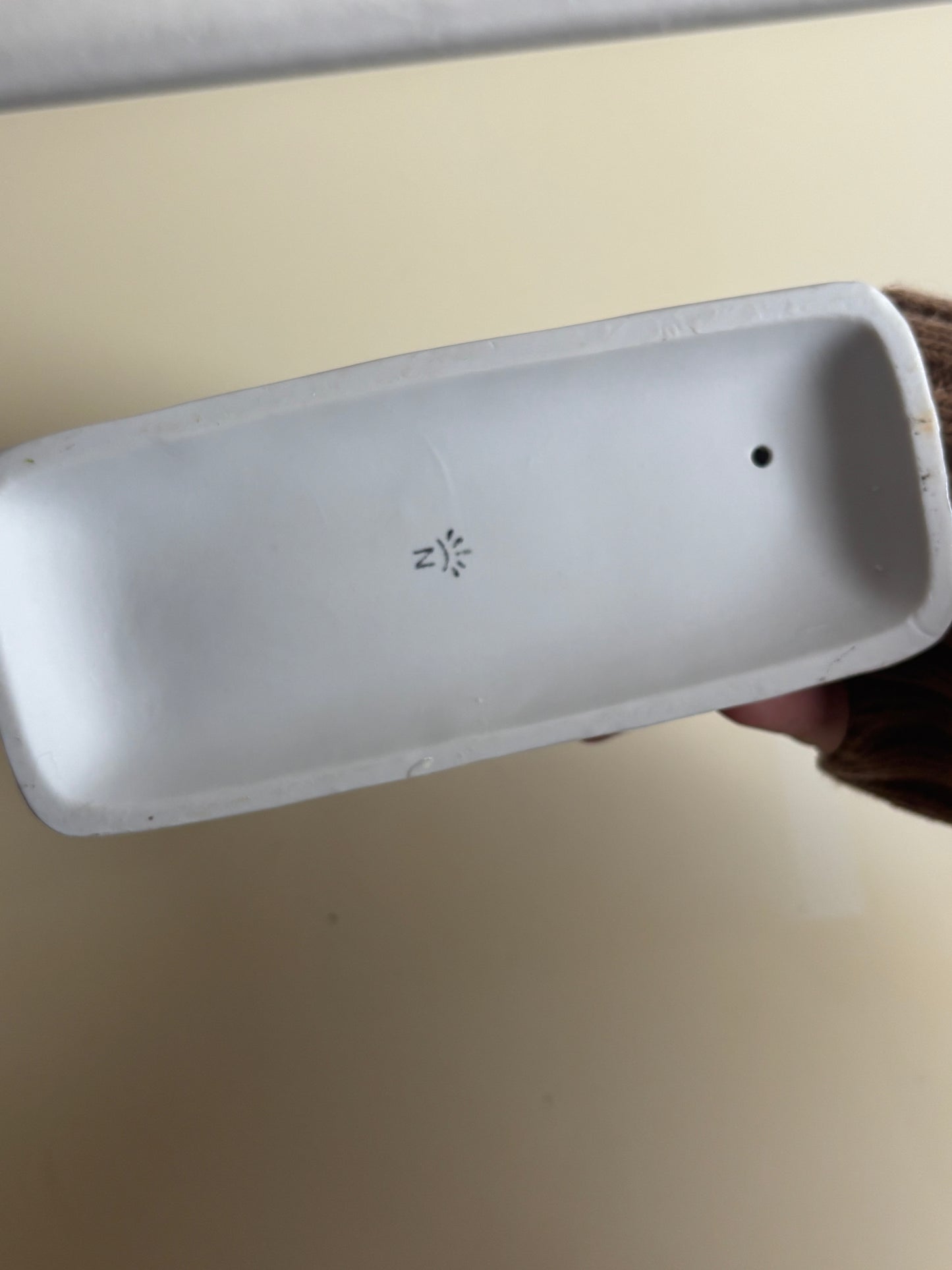 Statuetta con marchio Capodimonte – Bambina che legge su panchina