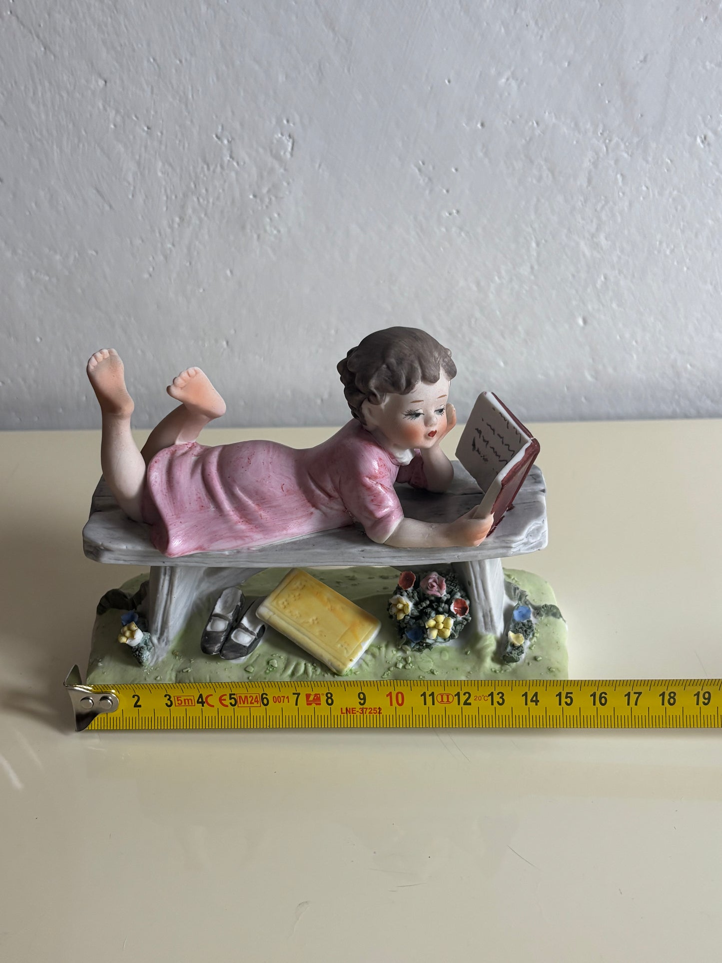 Statuetta con marchio Capodimonte – Bambina che legge su panchina
