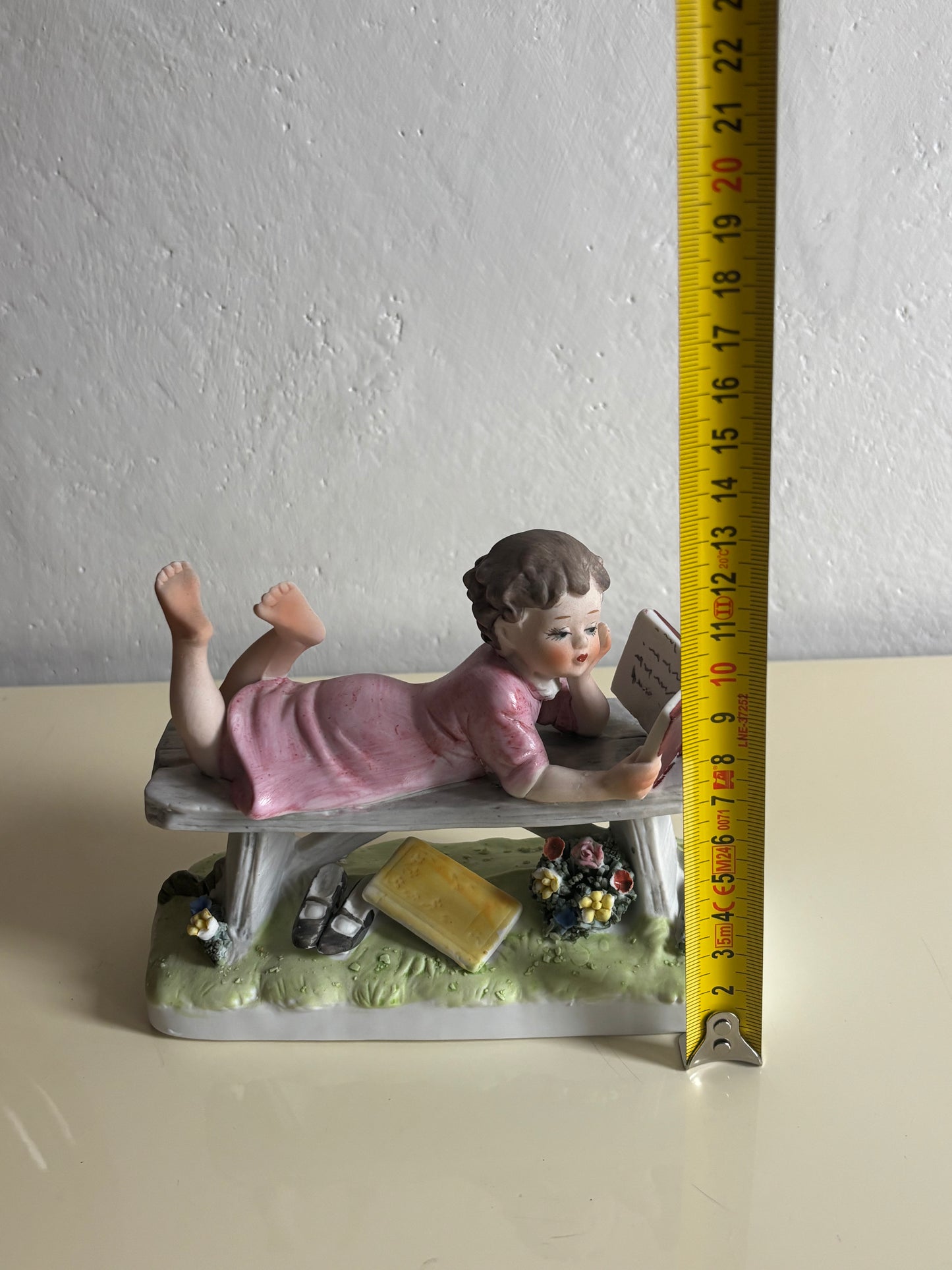 Statuetta con marchio Capodimonte – Bambina che legge su panchina