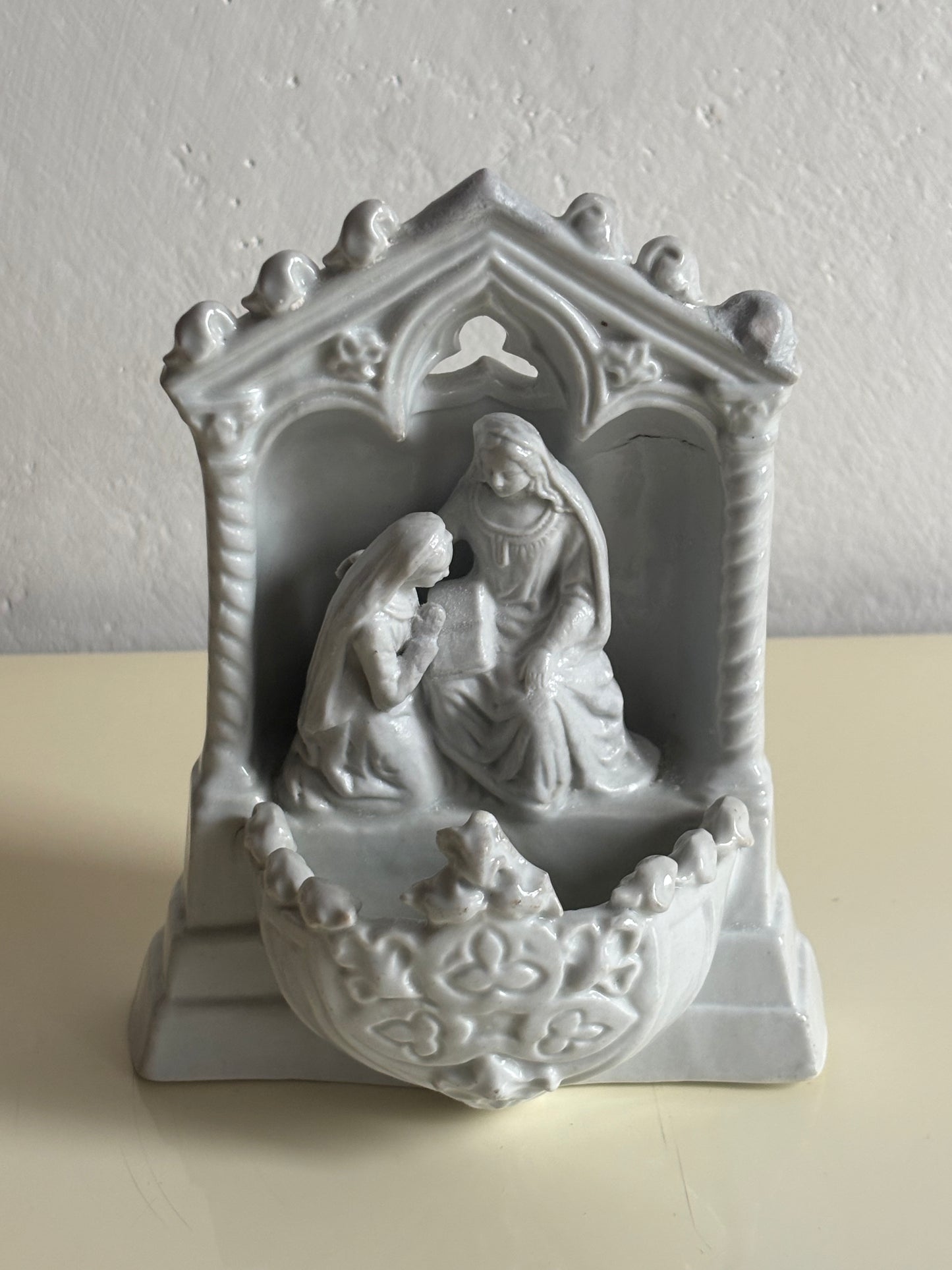 Vintage‑Weihwasserbecken aus glasierter Keramik mit Marienmotiv