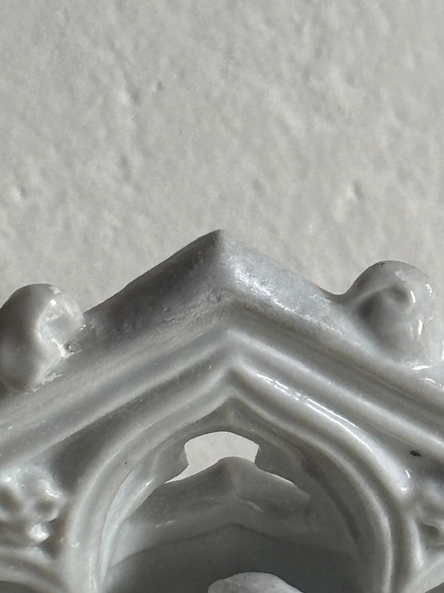 Vintage‑Weihwasserbecken aus glasierter Keramik mit Marienmotiv