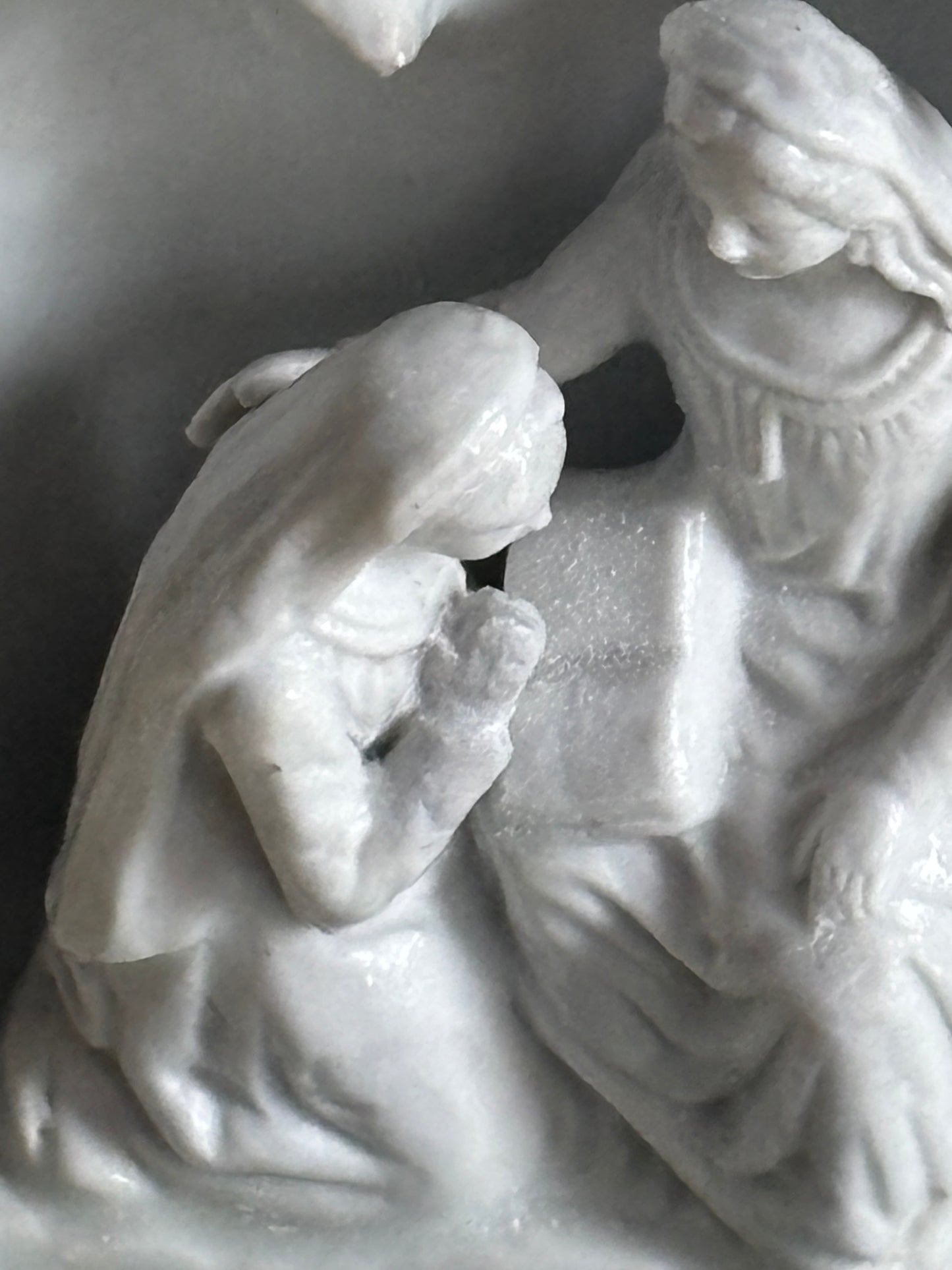 Vintage‑Weihwasserbecken aus glasierter Keramik mit Marienmotiv