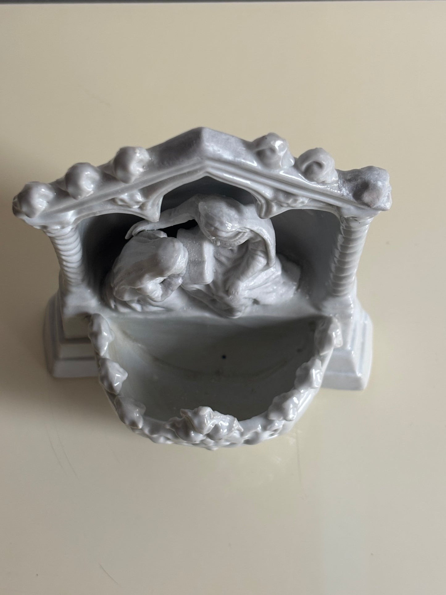 Vintage‑Weihwasserbecken aus glasierter Keramik mit Marienmotiv