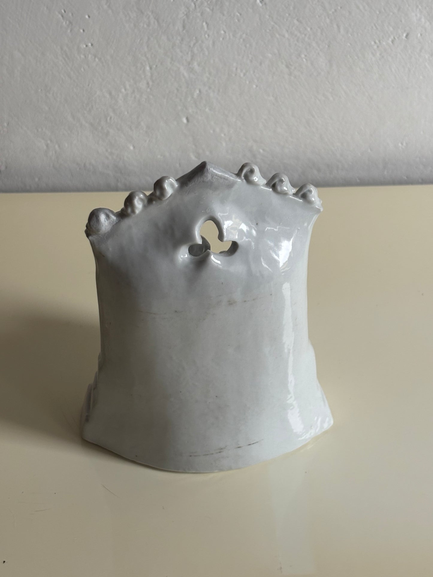 Vintage‑Weihwasserbecken aus glasierter Keramik mit Marienmotiv