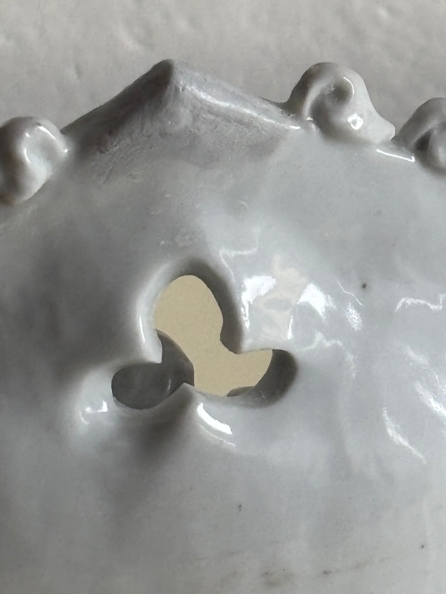 Vintage‑Weihwasserbecken aus glasierter Keramik mit Marienmotiv