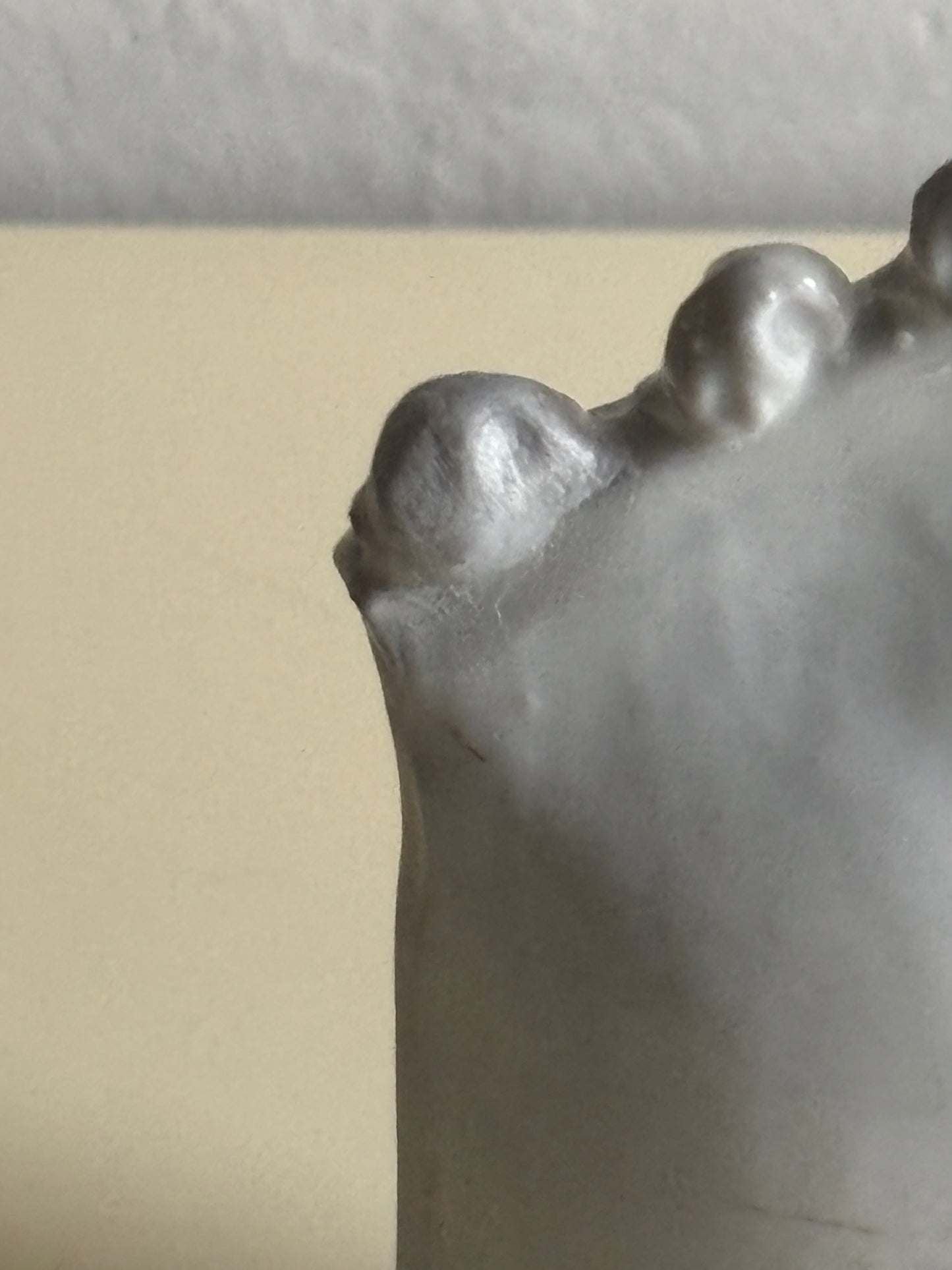 Vintage‑Weihwasserbecken aus glasierter Keramik mit Marienmotiv