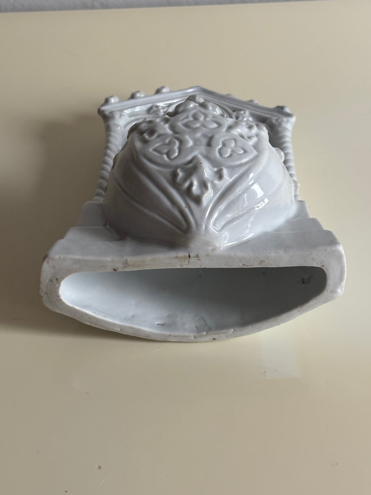 Vintage‑Weihwasserbecken aus glasierter Keramik mit Marienmotiv