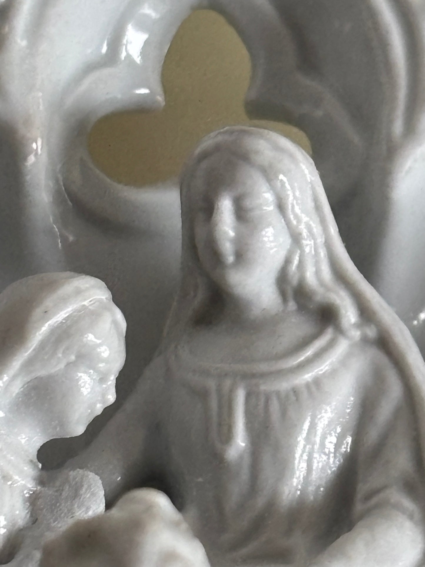 Vintage‑Weihwasserbecken aus glasierter Keramik mit Marienmotiv