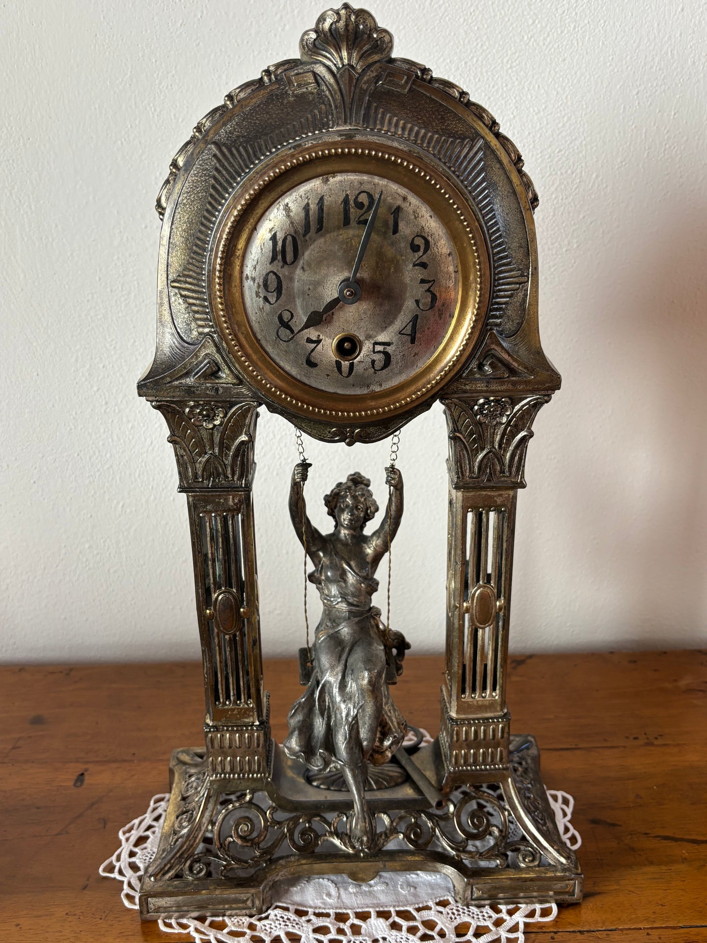 Orologio da Tavola a Portico Vintage con Donna su Altalena