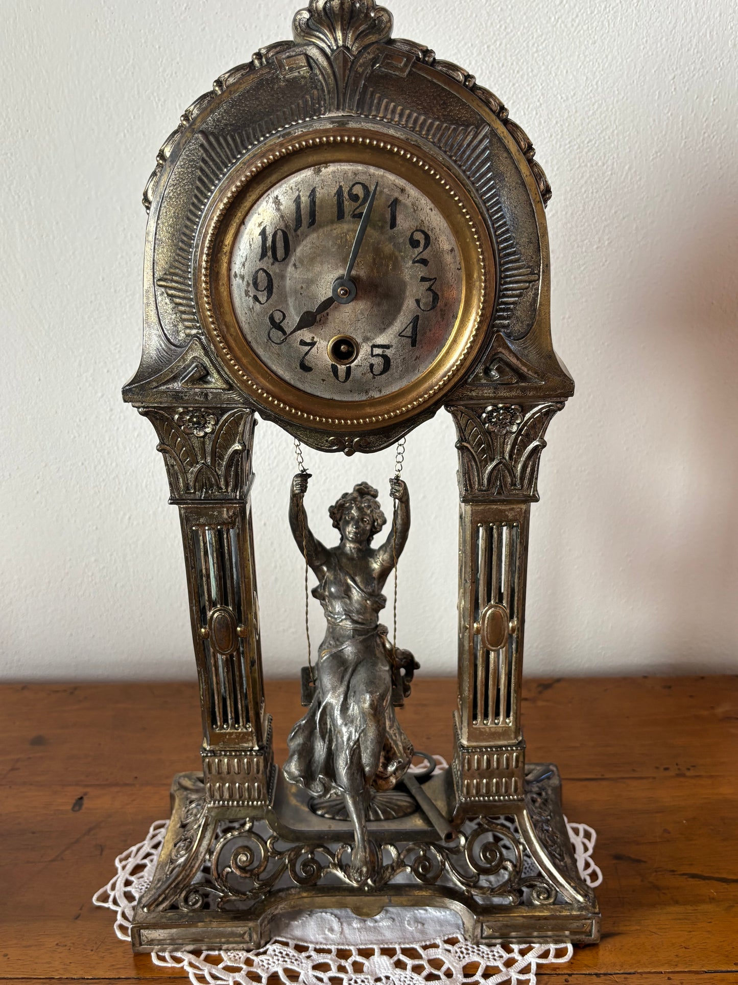 Orologio da Tavola a Portico Vintage con Donna su Altalena