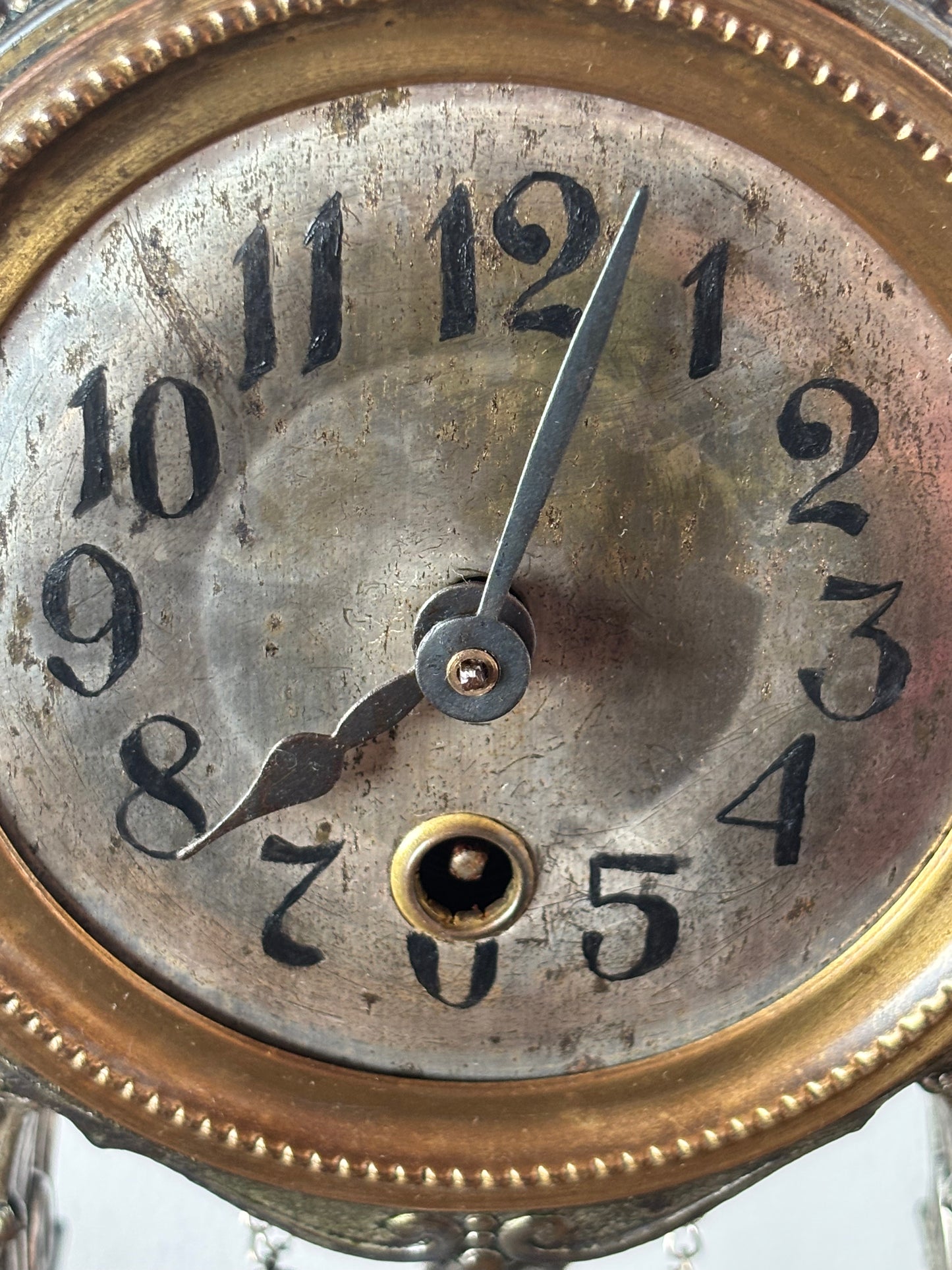 Orologio da Tavola a Portico Vintage con Donna su Altalena
