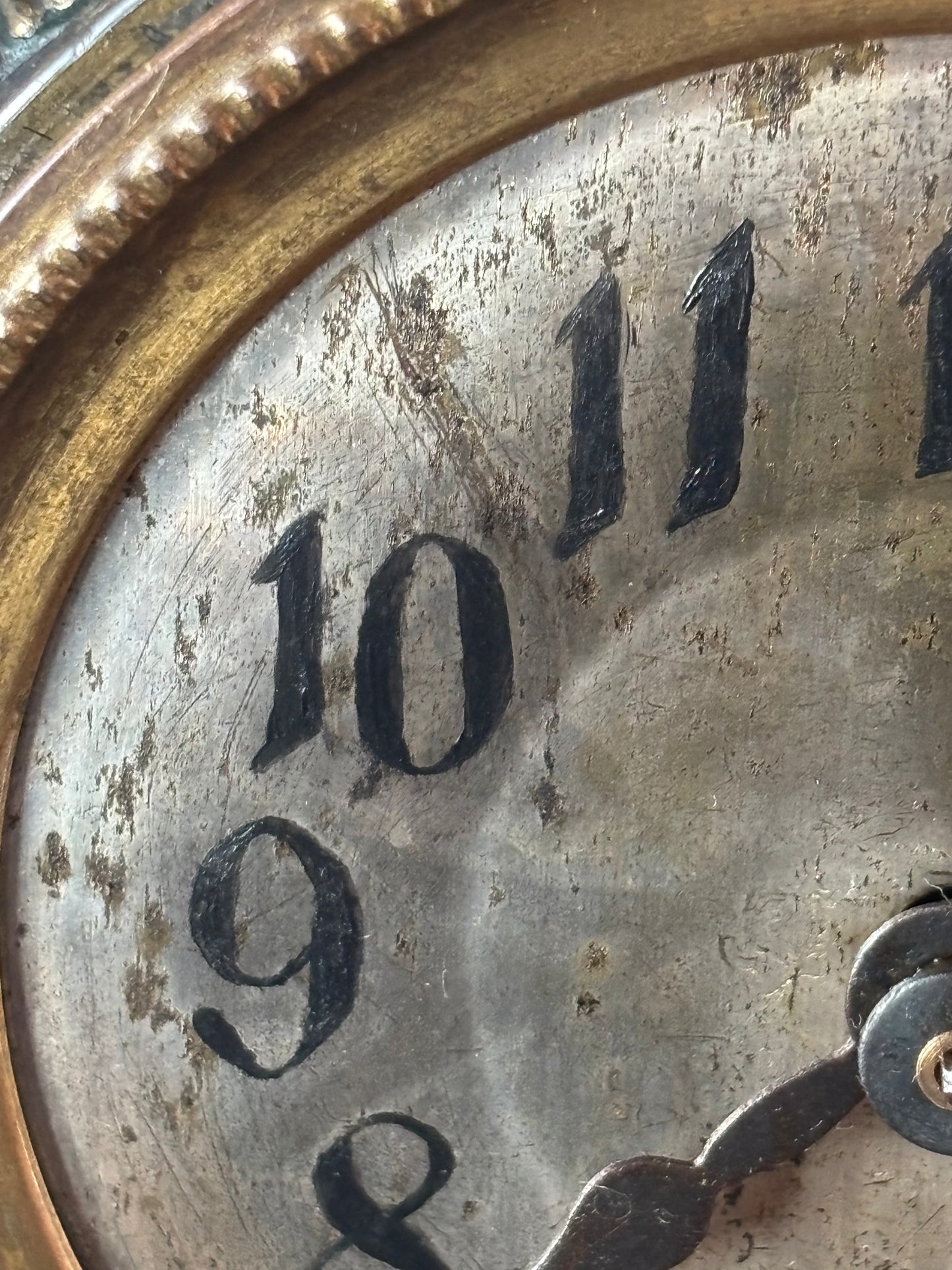 Orologio da Tavola a Portico Vintage con Donna su Altalena