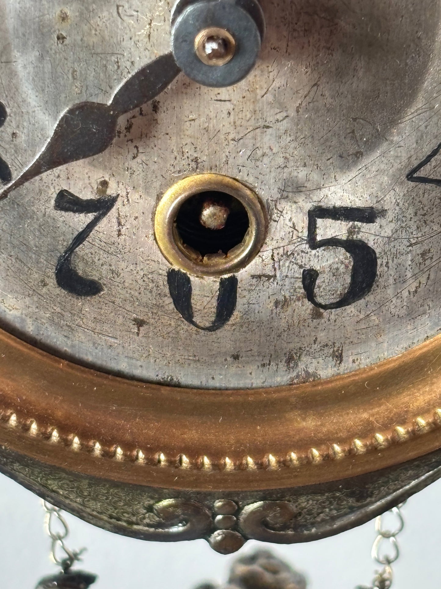 Orologio da Tavola a Portico Vintage con Donna su Altalena