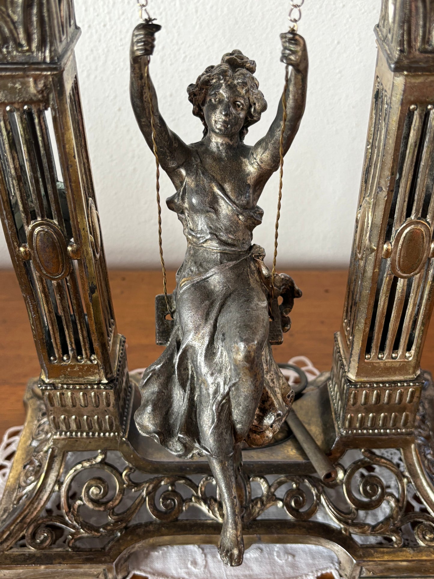 Orologio da Tavola a Portico Vintage con Donna su Altalena