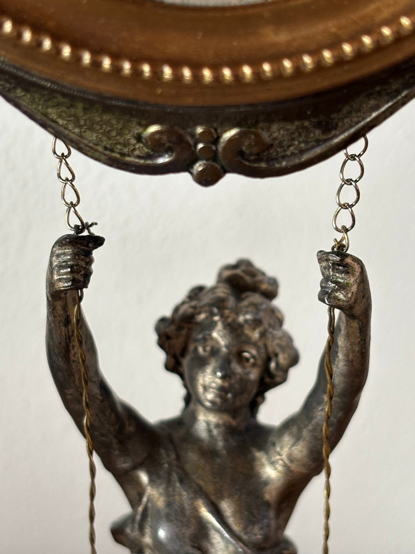 Orologio da Tavola a Portico Vintage con Donna su Altalena