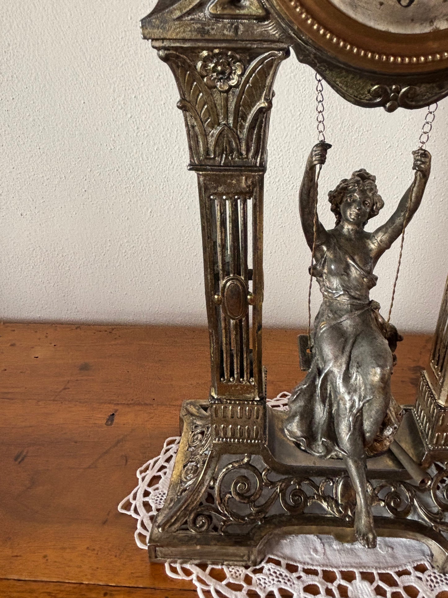 Orologio da Tavola a Portico Vintage con Donna su Altalena