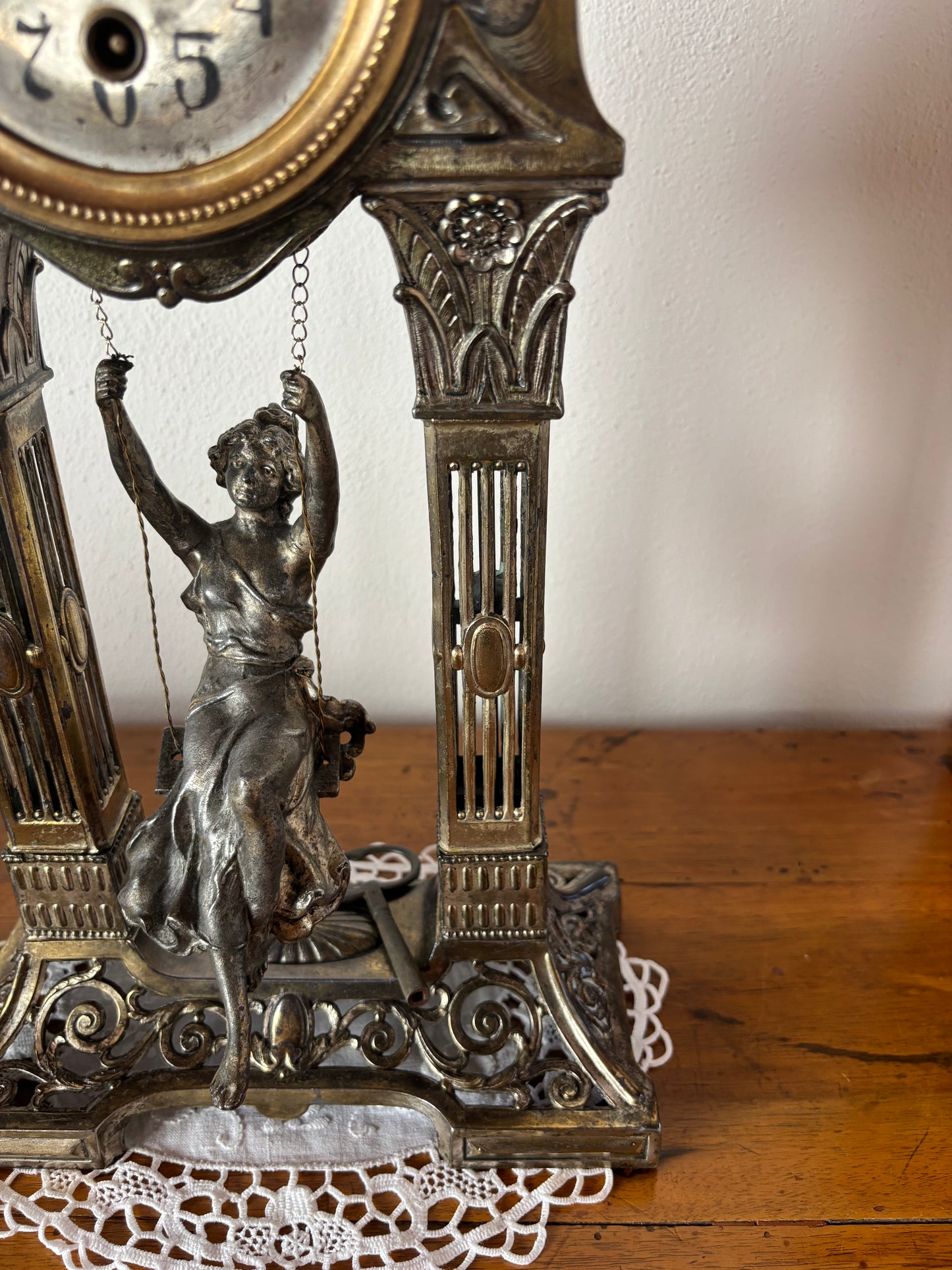 Orologio da Tavola a Portico Vintage con Donna su Altalena
