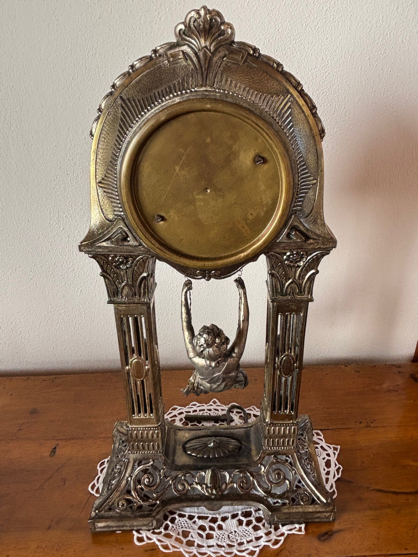 Orologio da Tavola a Portico Vintage con Donna su Altalena