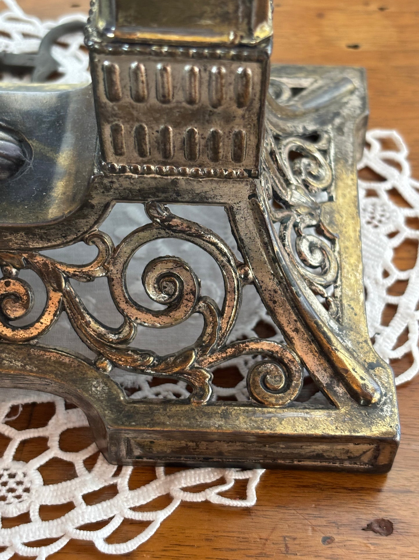 Orologio da Tavola a Portico Vintage con Donna su Altalena