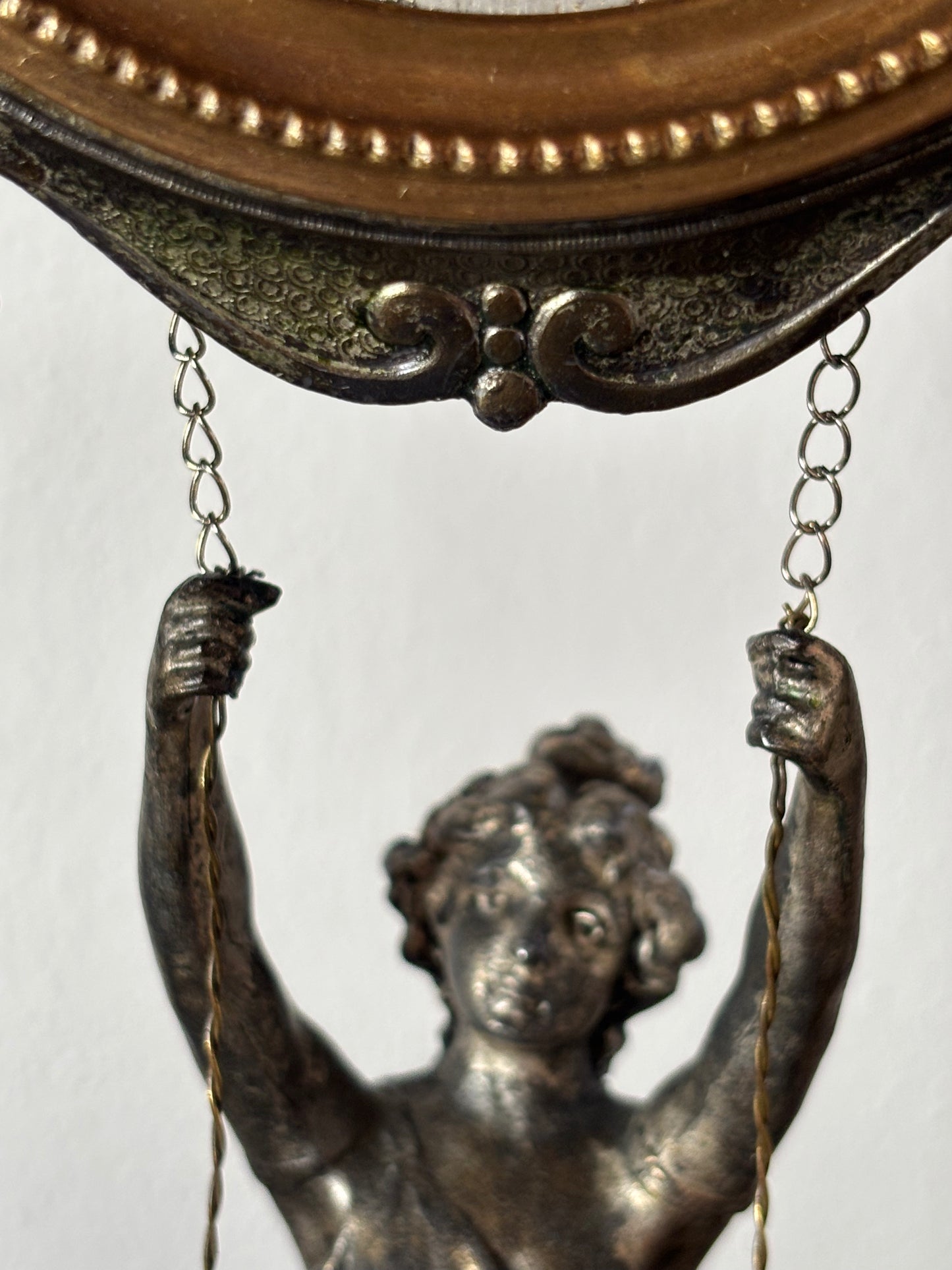 Orologio da Tavola a Portico Vintage con Donna su Altalena
