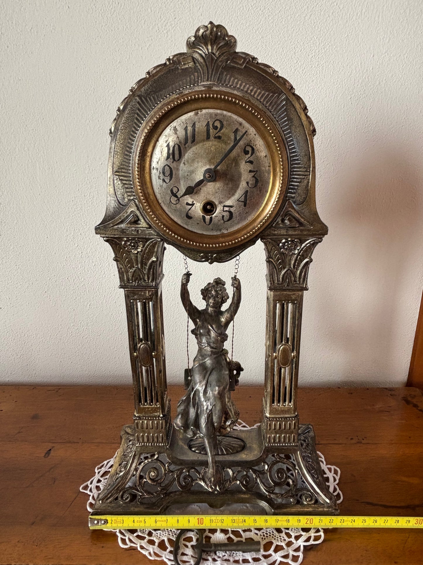 Orologio da Tavola a Portico Vintage con Donna su Altalena