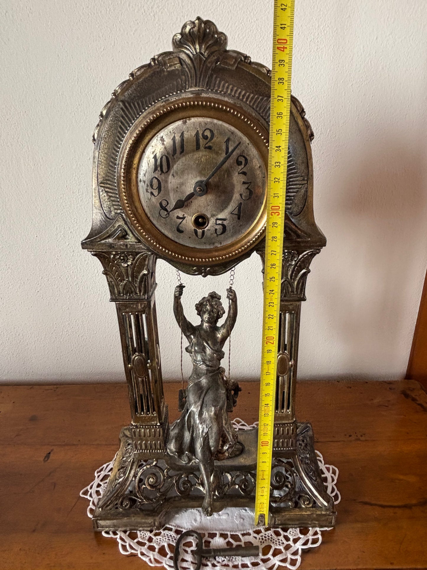 Orologio da Tavola a Portico Vintage con Donna su Altalena